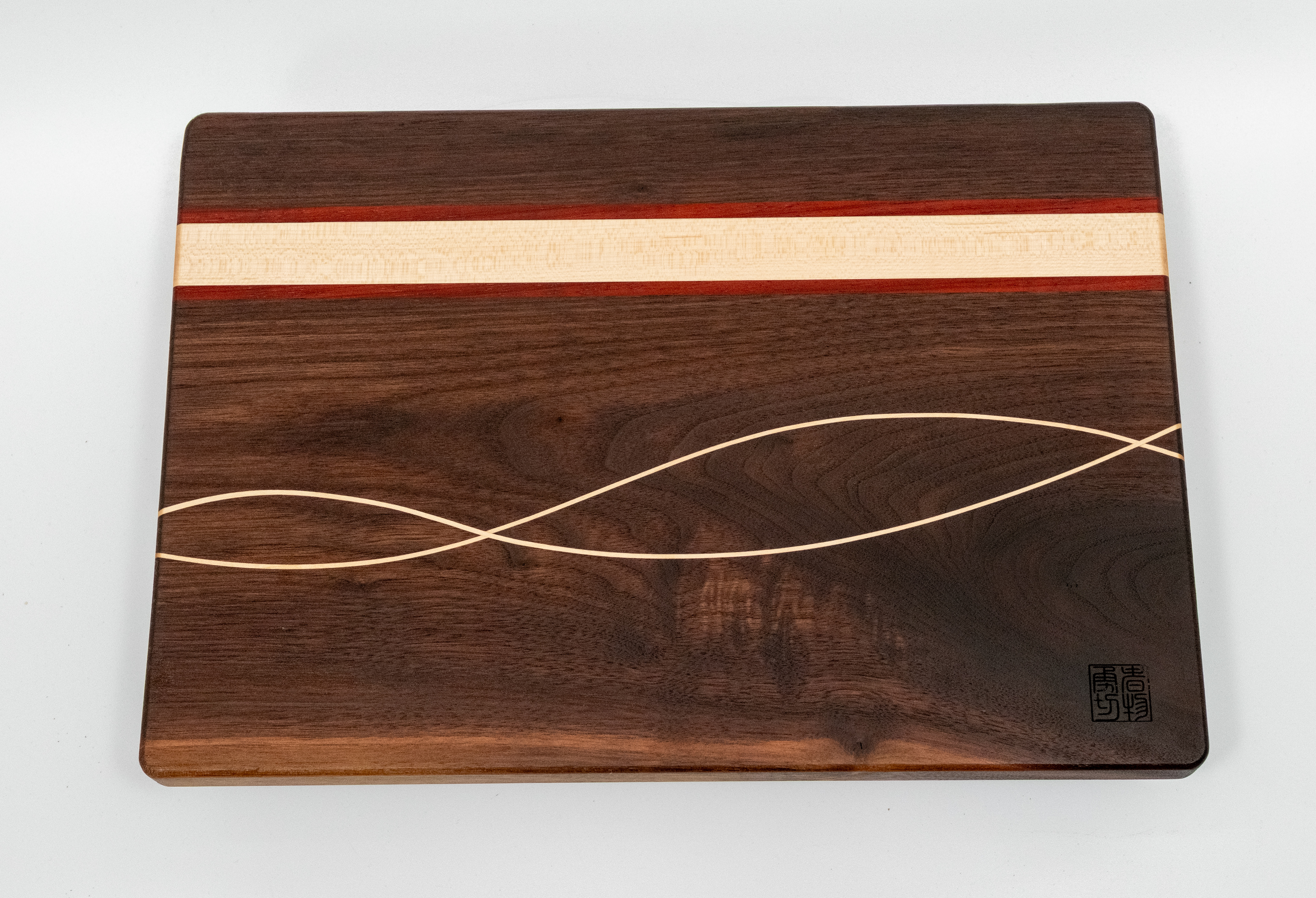 Notenhout, esdoorn en padoek. 27,5 x 39,5 cm, 23mm dik