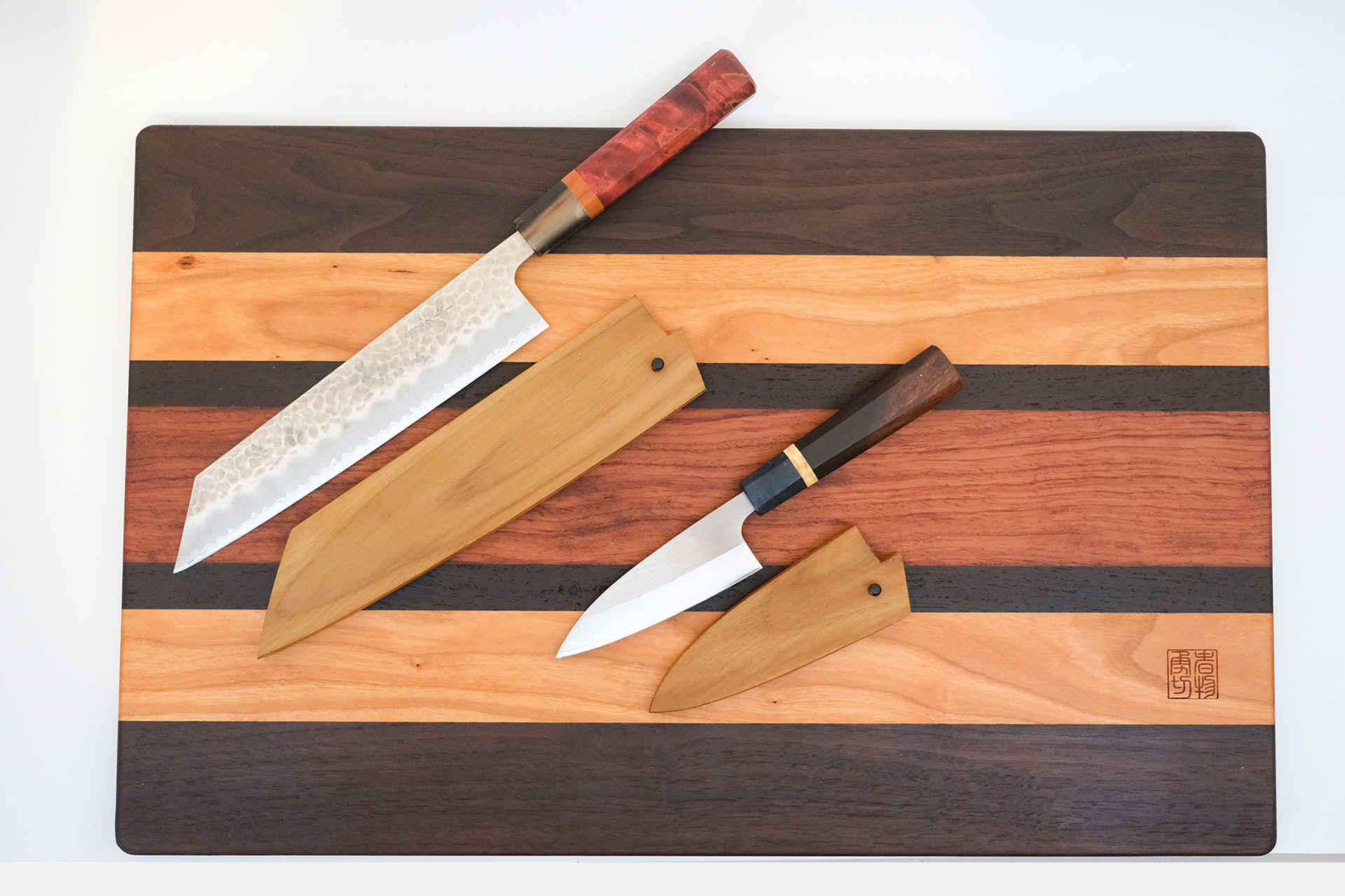 35x55 cm, 3200 gr- Kiritsuke 210mm, Petty 105mm, sayas teakwood