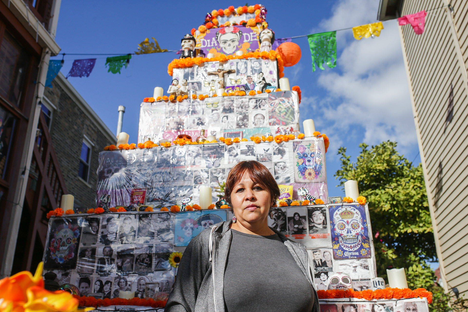 Isabel Hernández creó un altar de 15 pies de altura en el que aparecen cientos de familiares de los que viven en Pilsen.