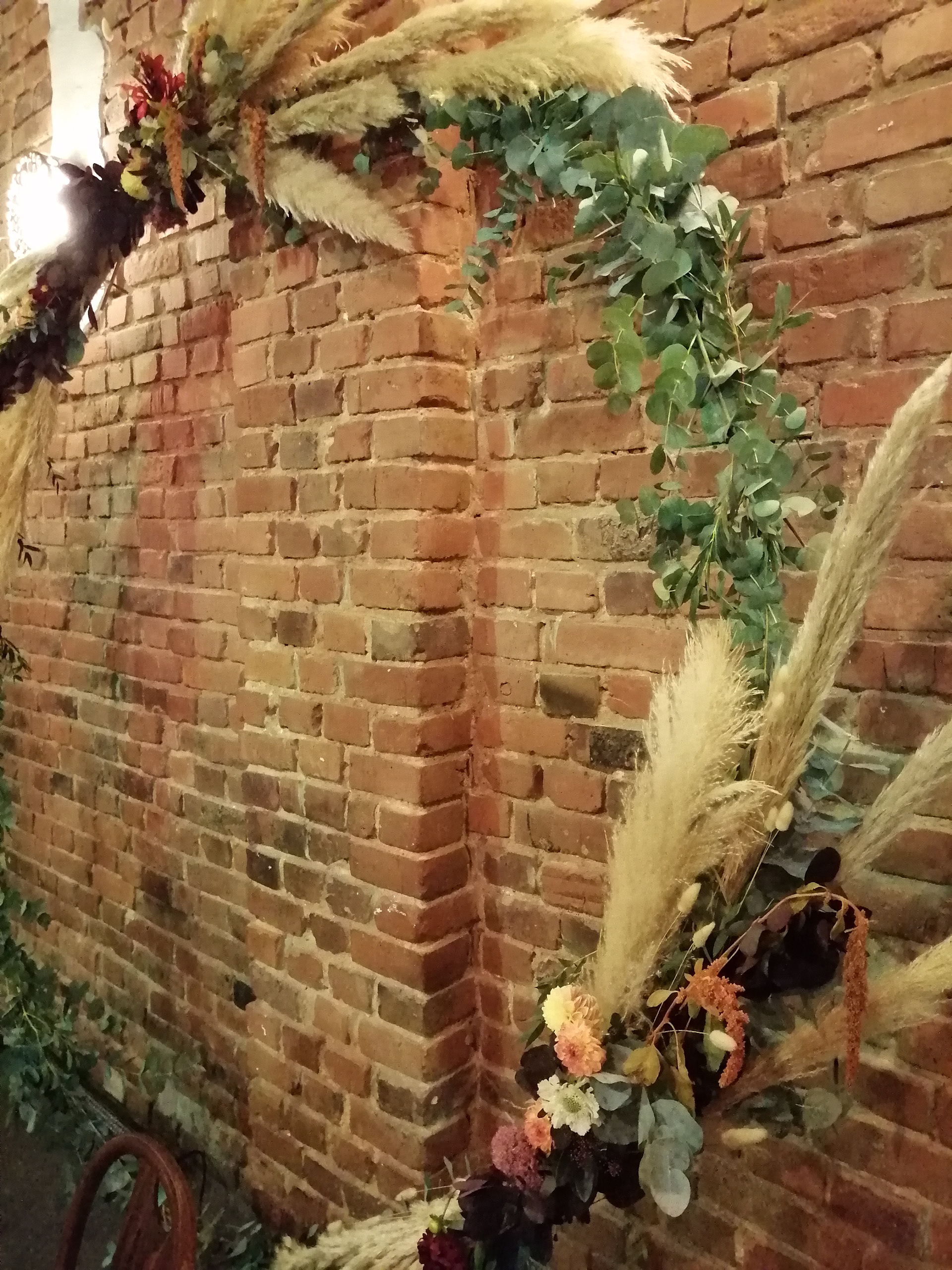 Aranżacja florystyczna.  Tło za stołem Pary Młodej.