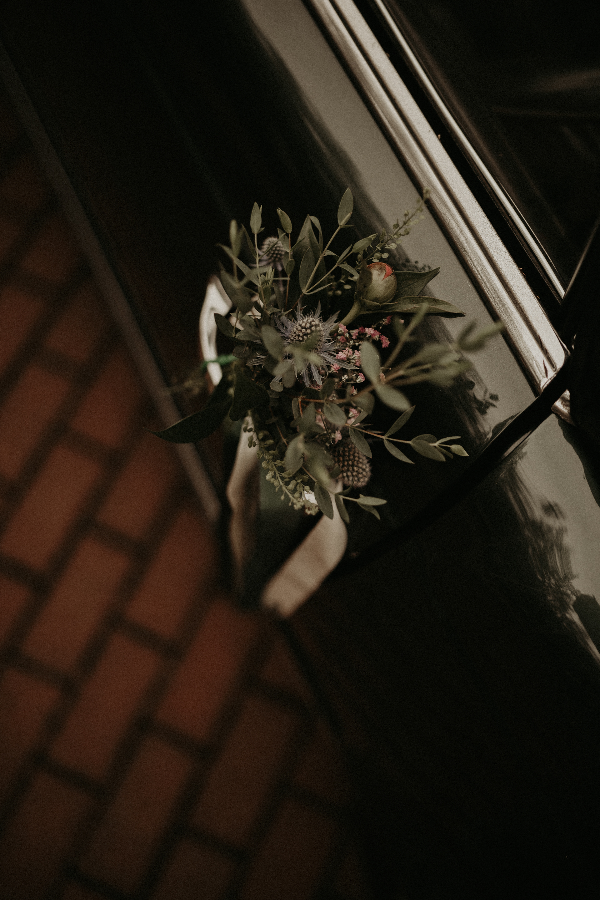 Aranżacja florystyczna samochodu. | fot. www.maleszarestudio.pl