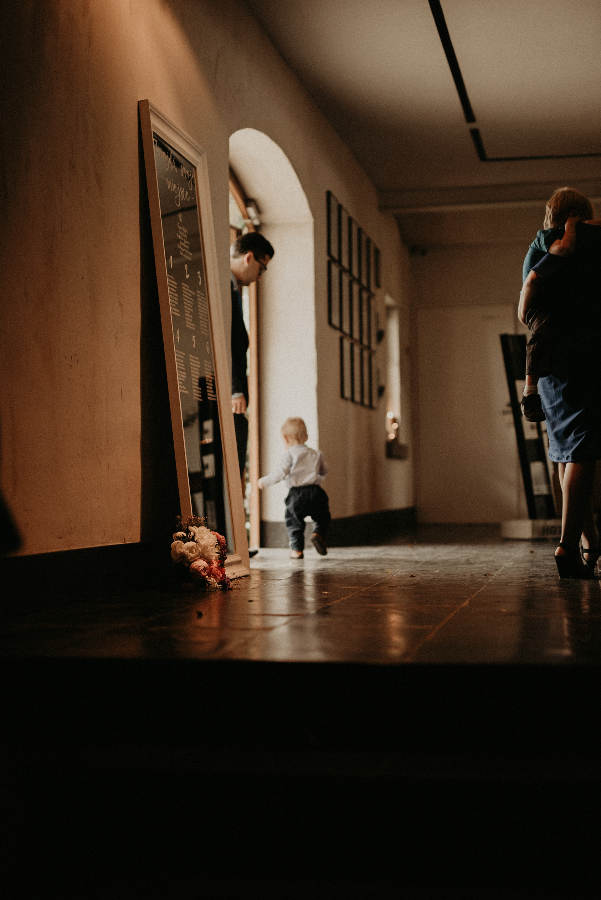 Plan usytuowania gości na lustrze. | fot. www.maleszarestudio.pl