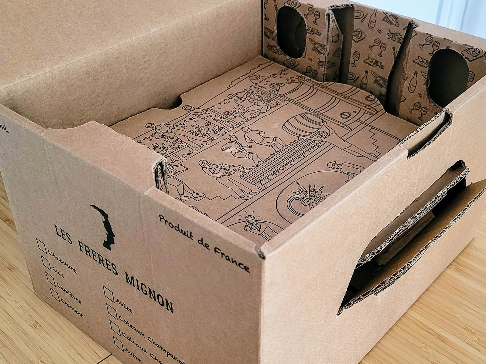 Carton de vin dont l'intérieur est illustré