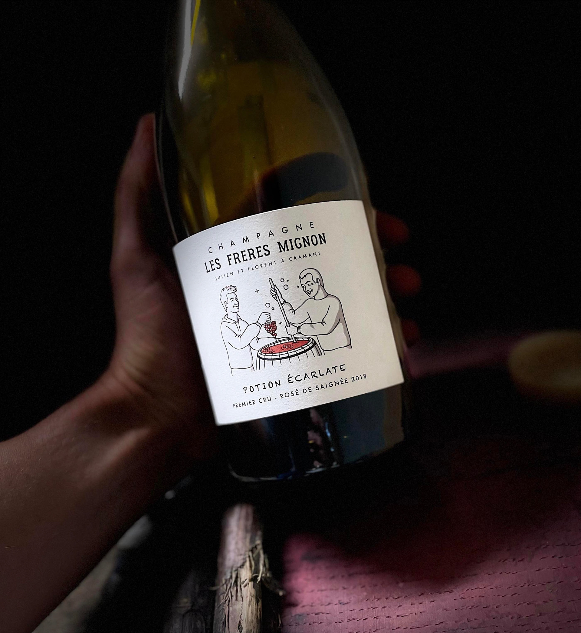 Bouteille de vin avec une étiquette illustrée représentant deux vignerons en train d'expérimenter