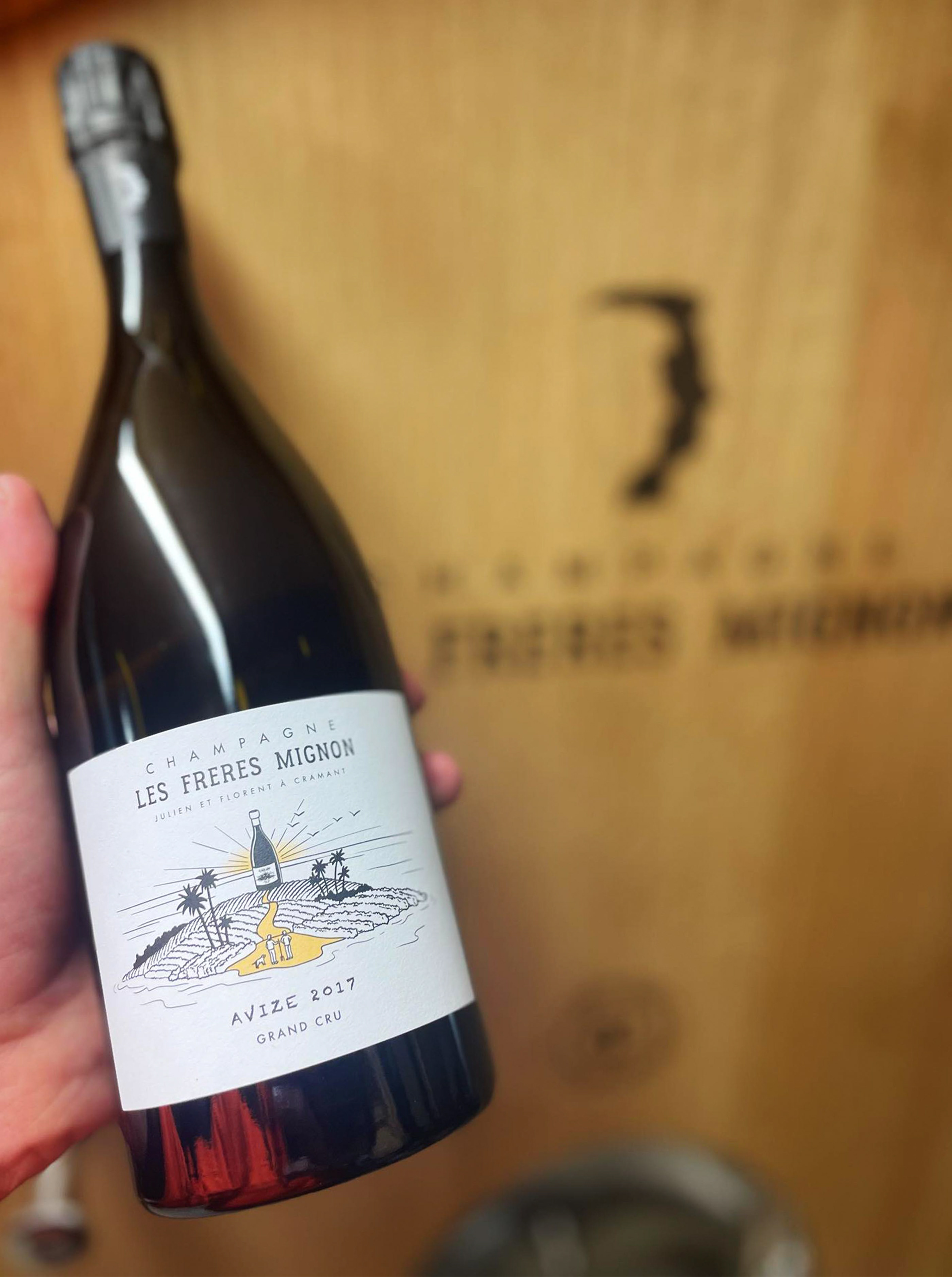 Bouteille de champagne avec une étiquette illustrée