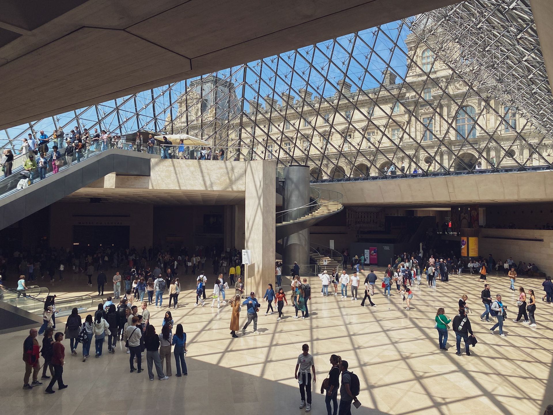 Louvre: Paris, 2023