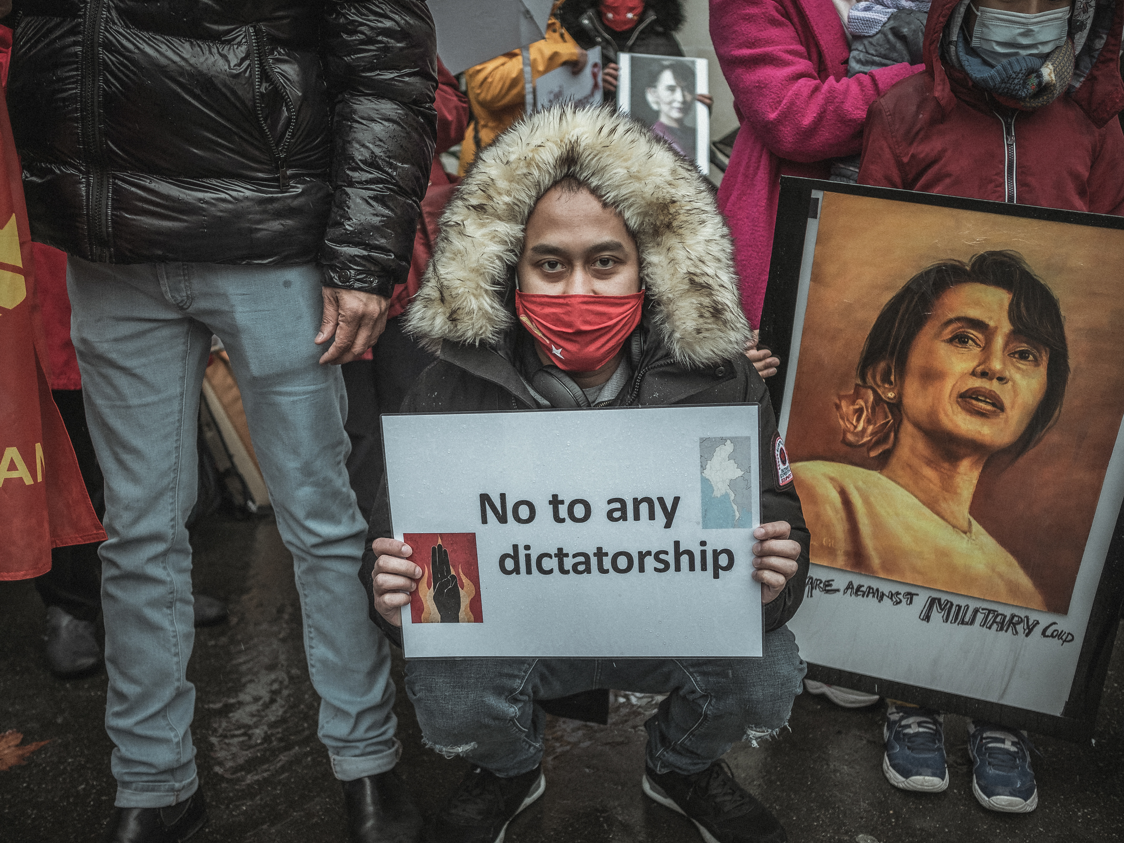 18/02/2021. Deuxième rassemblement pour la cause Birmane devant l’ambassade du Myanmar à Paris. Arrêtée à la suite du Coup d’Etat, Aung San Suu Kyi est aujourd’hui jugée pour différents motifs d’accusation, parmi lesquels : corruption, détournements de fonds, violation sur les secrets officiels, mais aussi possession de talkies-walkies et non-respect des restrictions dues au COVID. 18/02/2021. Second rally for the Burmese cause in front of the Myanmar Embassy in Paris. Arrested following the coup d'état, Aung San Suu Kyi is now tried on various charges, including corruption, embezzlement, violation of official secrets, possession of walkie-talkies and failure to comply with COVID restrictions.