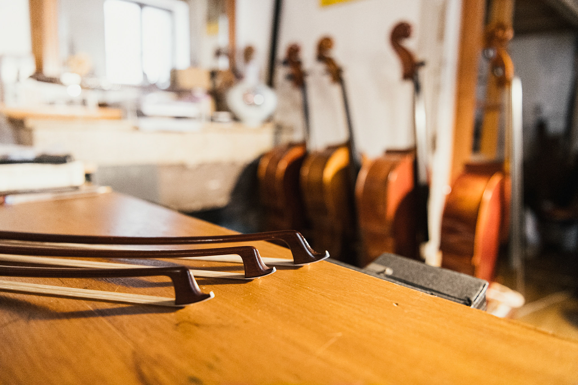 France, Grenoble, 2022-11-30.  Violin making and bow making. Photograph by Maxime Gruss / Hans Lucas.France, Grenoble, 2022-11-30.  Lutherie et archeterie. Photographie de Maxime Gruss / Hans Lucas.