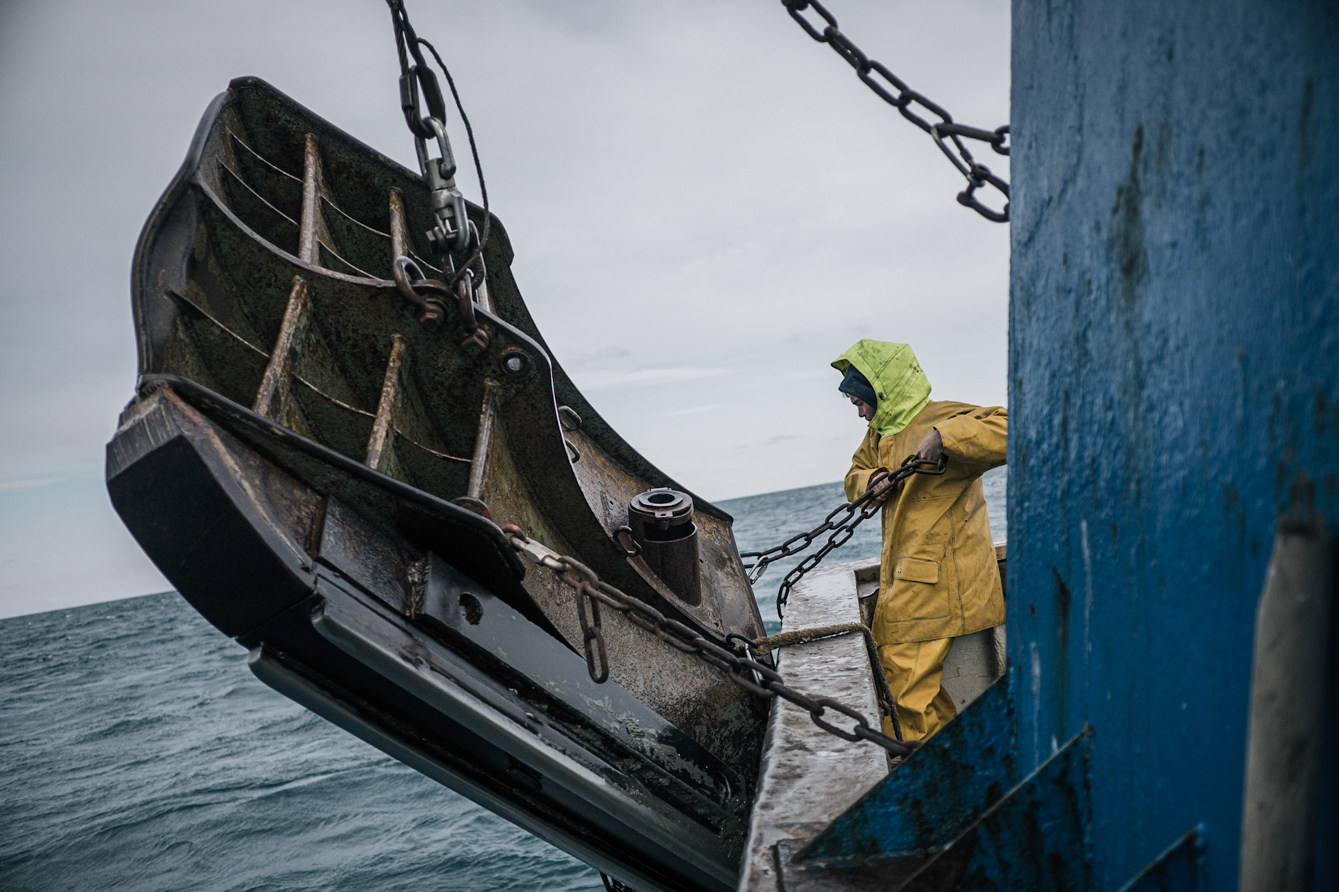 France, Sete, 2021-03-18. Three fishermen working off Sete off in the golfe du lion, on a bottom trawler during a day shift, followed by the sell at the auction of Sete. Photography by Maxime Gruss / Hans Lucas.France, Sete, 2021-03-18. Trois pecheurs travaillant au large de Sete dans le golfe du lion, sur un chalutier de fond pendant une journee de travail, suivie de la vente a la criee de Sete. Photographie de Maxime Gruss / Hans Lucas.