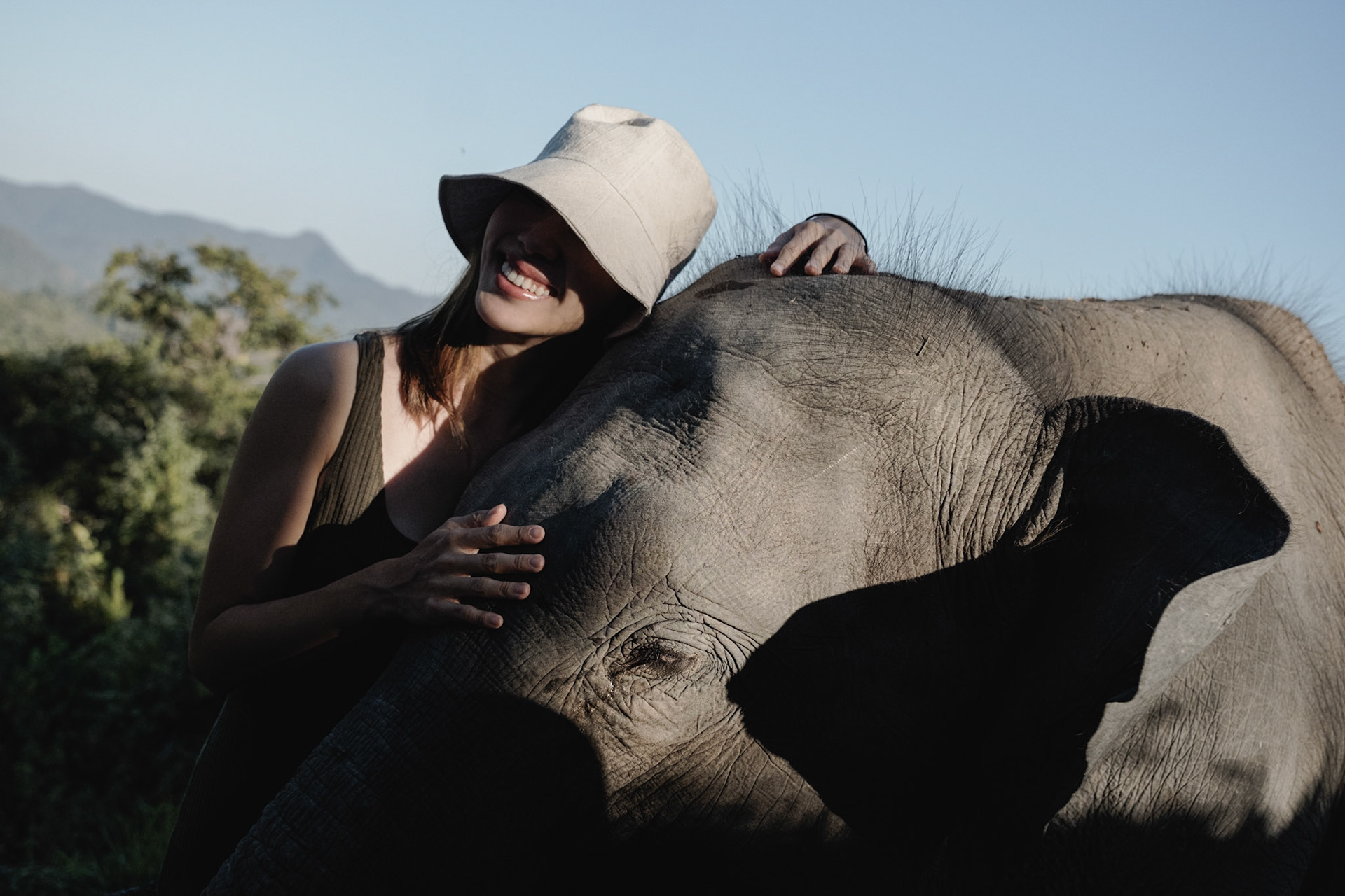 Thailand, 2021-2022, A tourist and a baby elephant in an "ethical" camp in the Chiang Mai area.  Photograph by Maxime Gruss / Hans Lucas.Thailand, 2021-2022, Une touriste et un bébé éléphant dans un camp "éthique" de la region de Chiang Mai.  Photographie de Maxime Gruss / Hans Lucas.