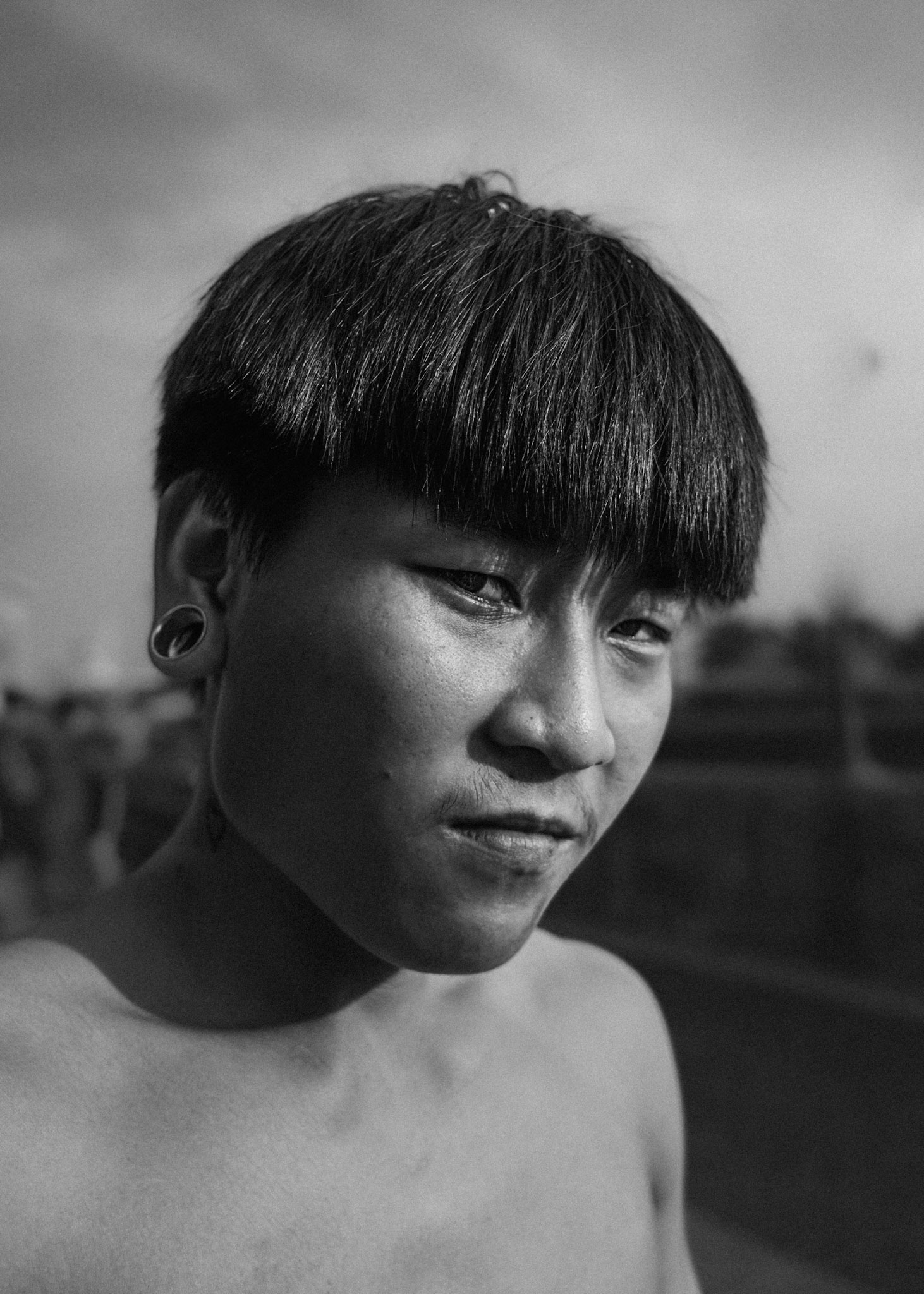 Thailand, Bangkok, 2021-11-16.  Preparations at the Pak Khlong Talat flower market ปากคลองตลาด in Bangkok before Loy Krathong, a festival hold every year during which floating decorative and rafts of flowers are released onto rivers and ponds during the evening of the full moon of the 12th Thai lunar month. Photograph by Maxime Gruss / Hans Lucas. Thaïlande, Bangkok, 2021-11-16.  Préparatifs au marché aux fleurs de Pak Khlong Talat ปากคลองตลาด à Bangkok avant Loy Krathong, un festival organisé chaque année au cours duquel des décorations flottantes et des radeaux de fleurs sont lâchés sur les rivières et les étangs le soir de la pleine lune du 12e mois lunaire thaïlandais. Photographie de Maxime Gruss / Hans Lucas.