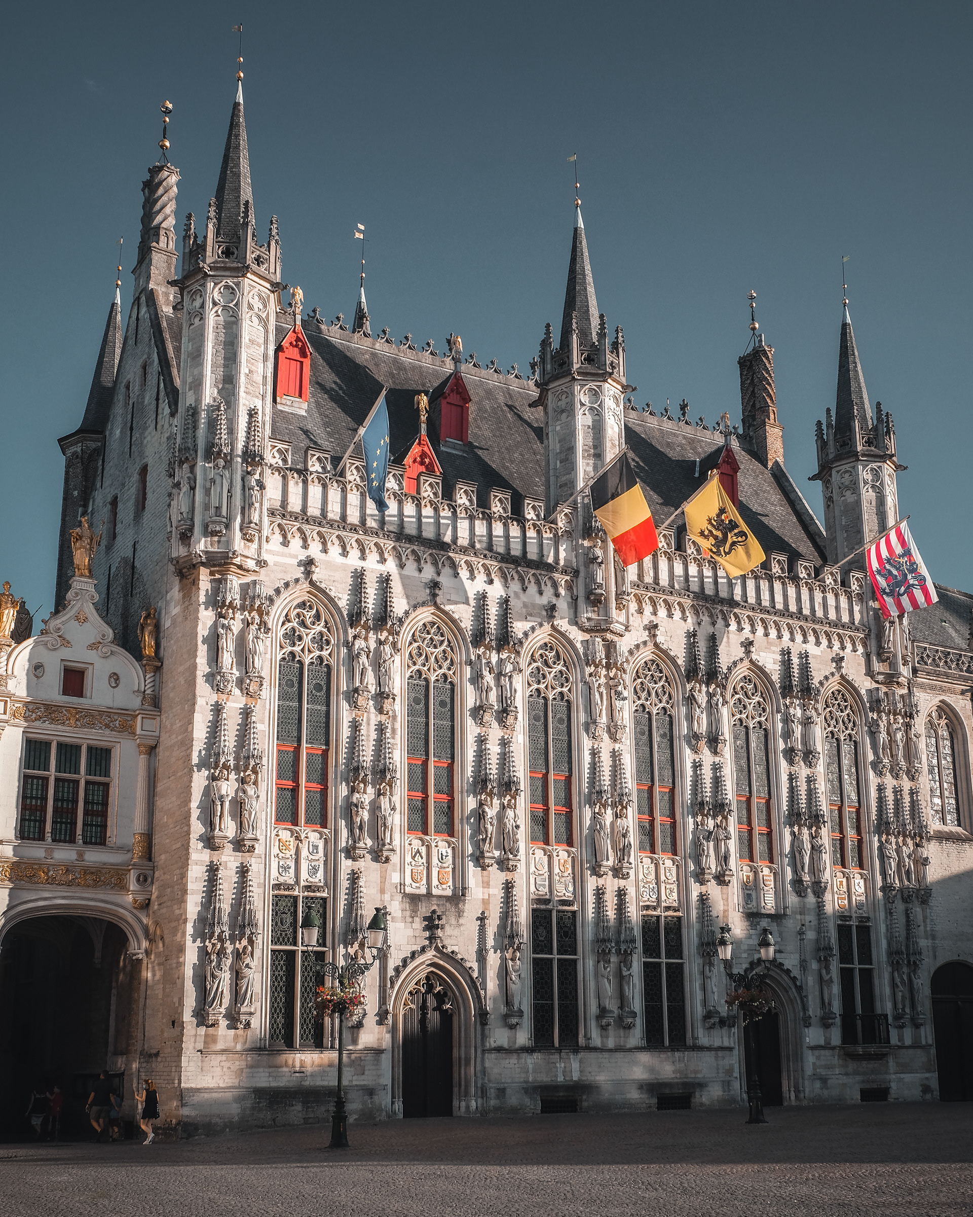 Description du matelas : Coutil du surmatelas : Velours coton blanc 320 g/m², épaisseur 4 cm Coutil du matelas : Velours de coton noir 320 g/m² - 3D hyper ventilé Dessous anti-dérapant : 230 g/m², épaisseur 0,3 cm Âme du matelas :  Mémoire de forme 60 kg/m³ : Epaisseur 19 cm 609 ressorts ensachés Surmatelas : Epaisseur 4 cm Epaisseur totale : 24 cm Alignement parfait des vertêbres Zones de confort : Tête, dos et pieds Traitement anti-acarien et anti-bactérien Matelas hypoallergénique Indice de fermeté du matelas : 4/5 Entretien : Déhoussable et lavable en machine à 40°C maximum Description du cadre de lit : Cadre de lit en simili-cuir à lattes Extérieur recouvert de simili-cuir chocolat Intérieur recouvert de tissu non-tissé noir Lattes flexibles intégrées permettant d'améliorer le confort  Lit livré démonté Se monte facilement avec la notice de montage livré dans le carton Caractéristiques techniques du cadre de lit : Matière : Caisse en MDF (panneaux de fibres à densité moyenne) Extérieur en simili-cuir Intérieur en tissu non-tissé Dimensions du cadre de lit :  Hauteur : 25 cm Epaisseur : 4 cm Pieds : 4 pieds cylindriques chromés - Diamètre : 5x15 cm Lattes : 26 ou 28 lattes en peuplier - Largeur : 70 mm - Epaisseur : 9 mm