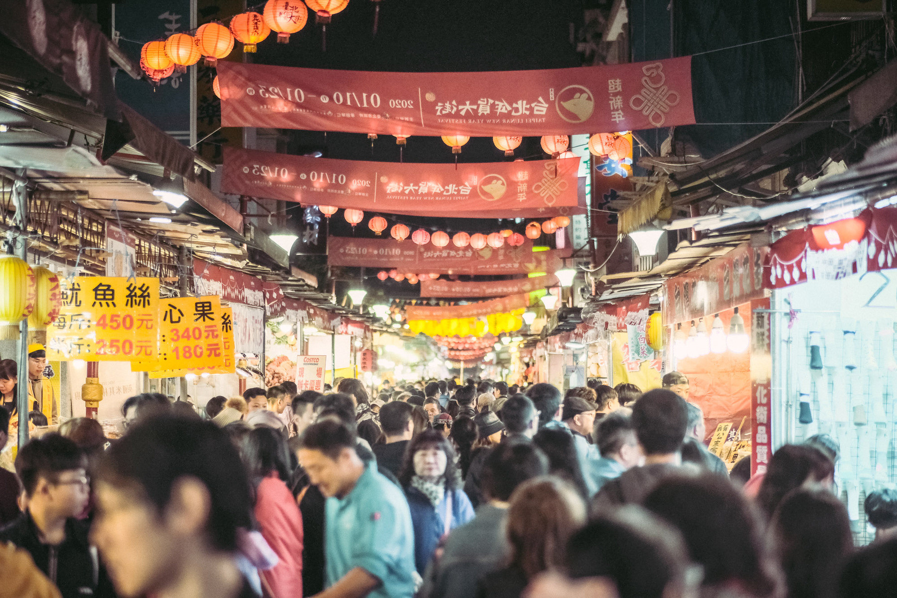 Dihua street effervescence before Chinese New Year