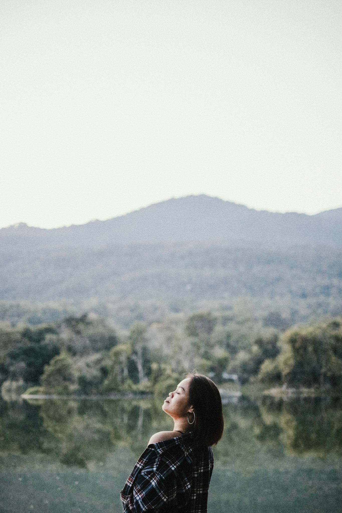 Thailand, Bangkok, 2021-11-16.  Preparations at the Pak Khlong Talat flower market ปากคลองตลาด in Bangkok before Loy Krathong, a festival hold every year during which floating decorative and rafts of flowers are released onto rivers and ponds during the evening of the full moon of the 12th Thai lunar month. Photograph by Maxime Gruss / Hans Lucas. Thaïlande, Bangkok, 2021-11-16.  Préparatifs au marché aux fleurs de Pak Khlong Talat ปากคลองตลาด à Bangkok avant Loy Krathong, un festival organisé chaque année au cours duquel des décorations flottantes et des radeaux de fleurs sont lâchés sur les rivières et les étangs le soir de la pleine lune du 12e mois lunaire thaïlandais. Photographie de Maxime Gruss / Hans Lucas.