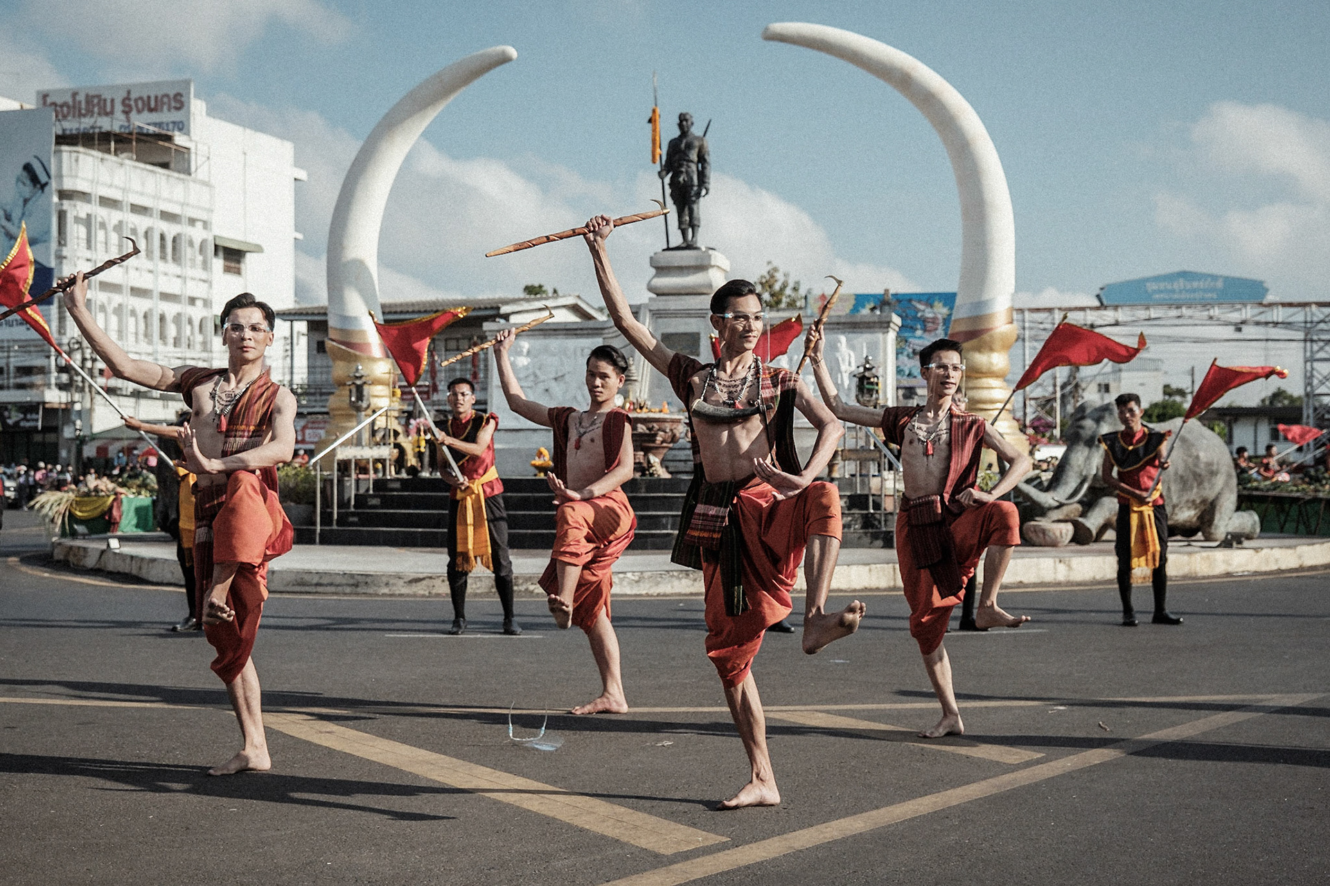 Une danse traditionnelle précédant le Surin Elephant Round Up. L'événement rassemble près de 300 éléphants dans la ville de Surin, à l'Est de la Thaïlande, et met en oeuvre des spectacles à connotation historique, des shows incluant football, cerceaux, balades à dos d'éléphants...