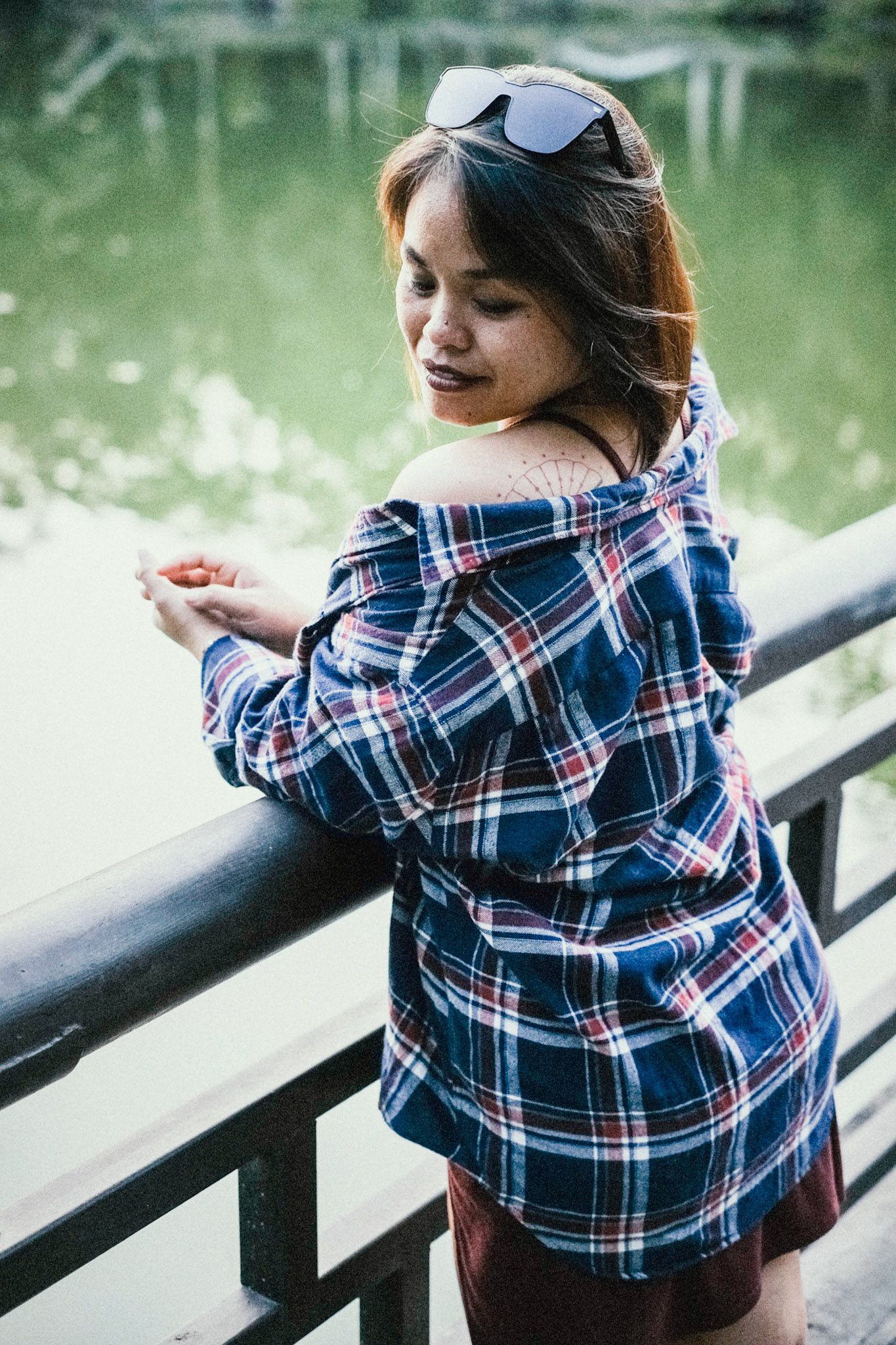 Thailand, Bangkok, 2021-11-16.  Preparations at the Pak Khlong Talat flower market ปากคลองตลาด in Bangkok before Loy Krathong, a festival hold every year during which floating decorative and rafts of flowers are released onto rivers and ponds during the evening of the full moon of the 12th Thai lunar month. Photograph by Maxime Gruss / Hans Lucas. Thaïlande, Bangkok, 2021-11-16.  Préparatifs au marché aux fleurs de Pak Khlong Talat ปากคลองตลาด à Bangkok avant Loy Krathong, un festival organisé chaque année au cours duquel des décorations flottantes et des radeaux de fleurs sont lâchés sur les rivières et les étangs le soir de la pleine lune du 12e mois lunaire thaïlandais. Photographie de Maxime Gruss / Hans Lucas.
