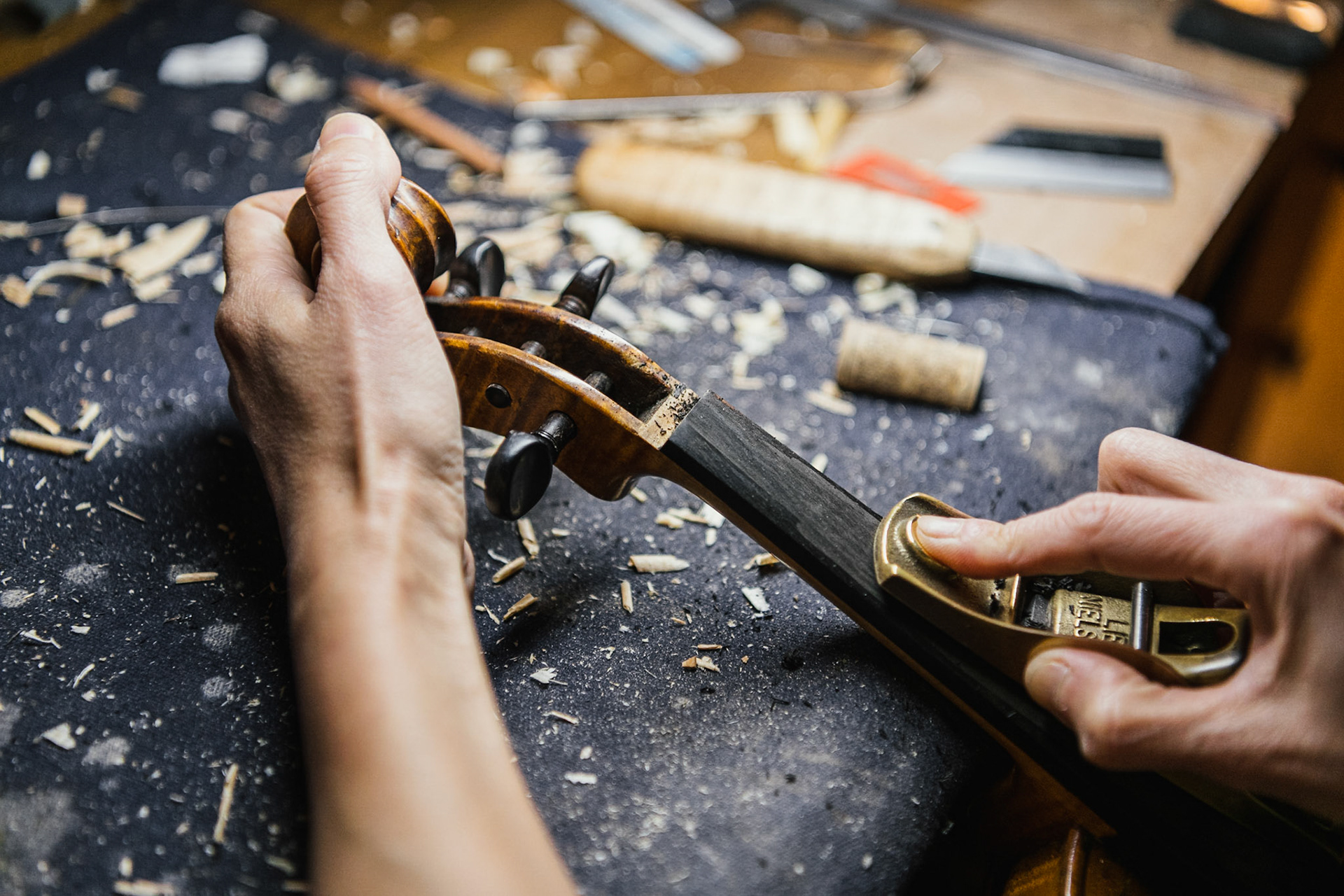 France, Grenoble, 2022-11-30.  Violin making and bow making. Photograph by Maxime Gruss / Hans Lucas.France, Grenoble, 2022-11-30.  Lutherie et archeterie. Photographie de Maxime Gruss / Hans Lucas.