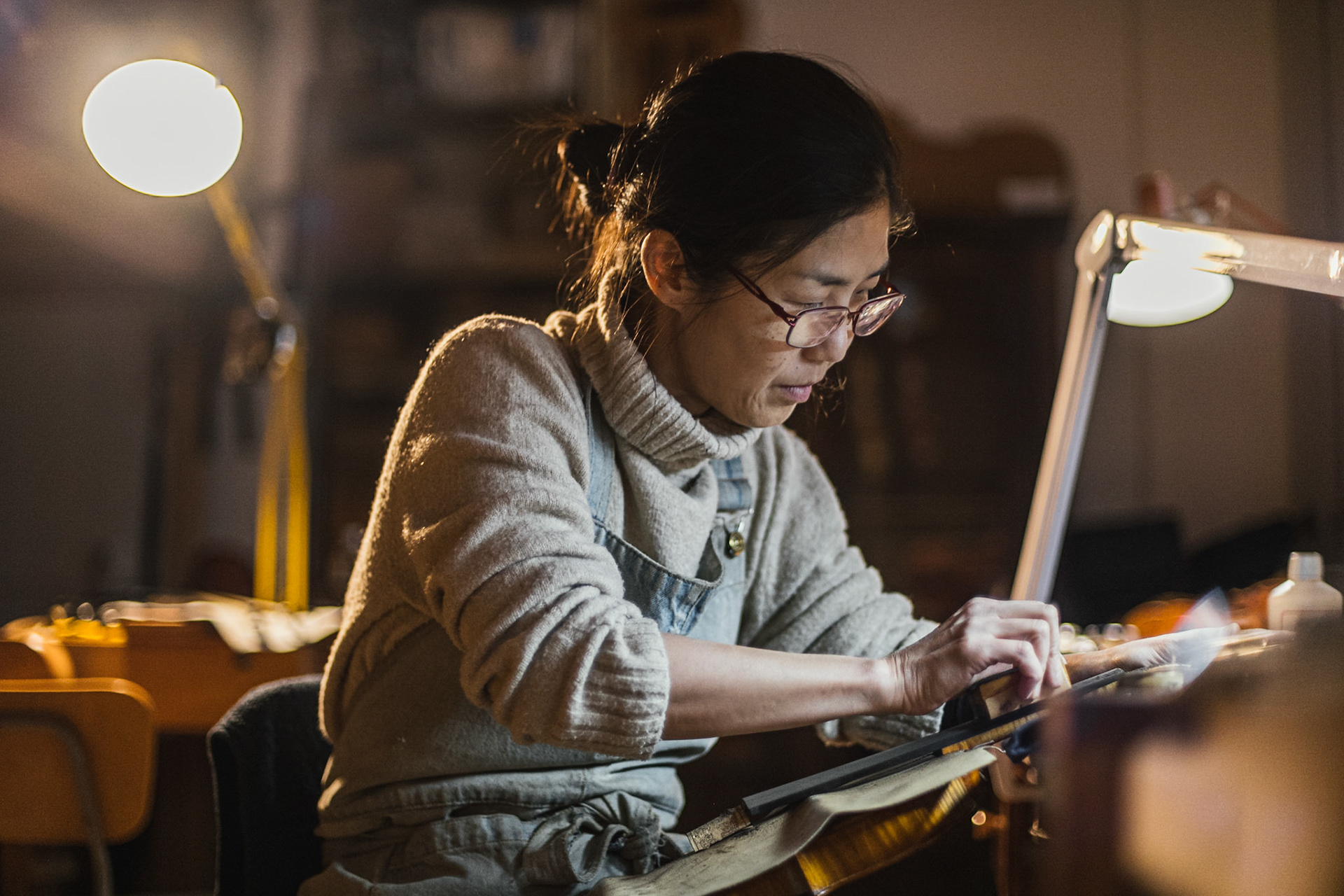 France, Grenoble, 2022-11-30.  Violin making and bow making. Photograph by Maxime Gruss / Hans Lucas.France, Grenoble, 2022-11-30.  Lutherie et archeterie. Photographie de Maxime Gruss / Hans Lucas.