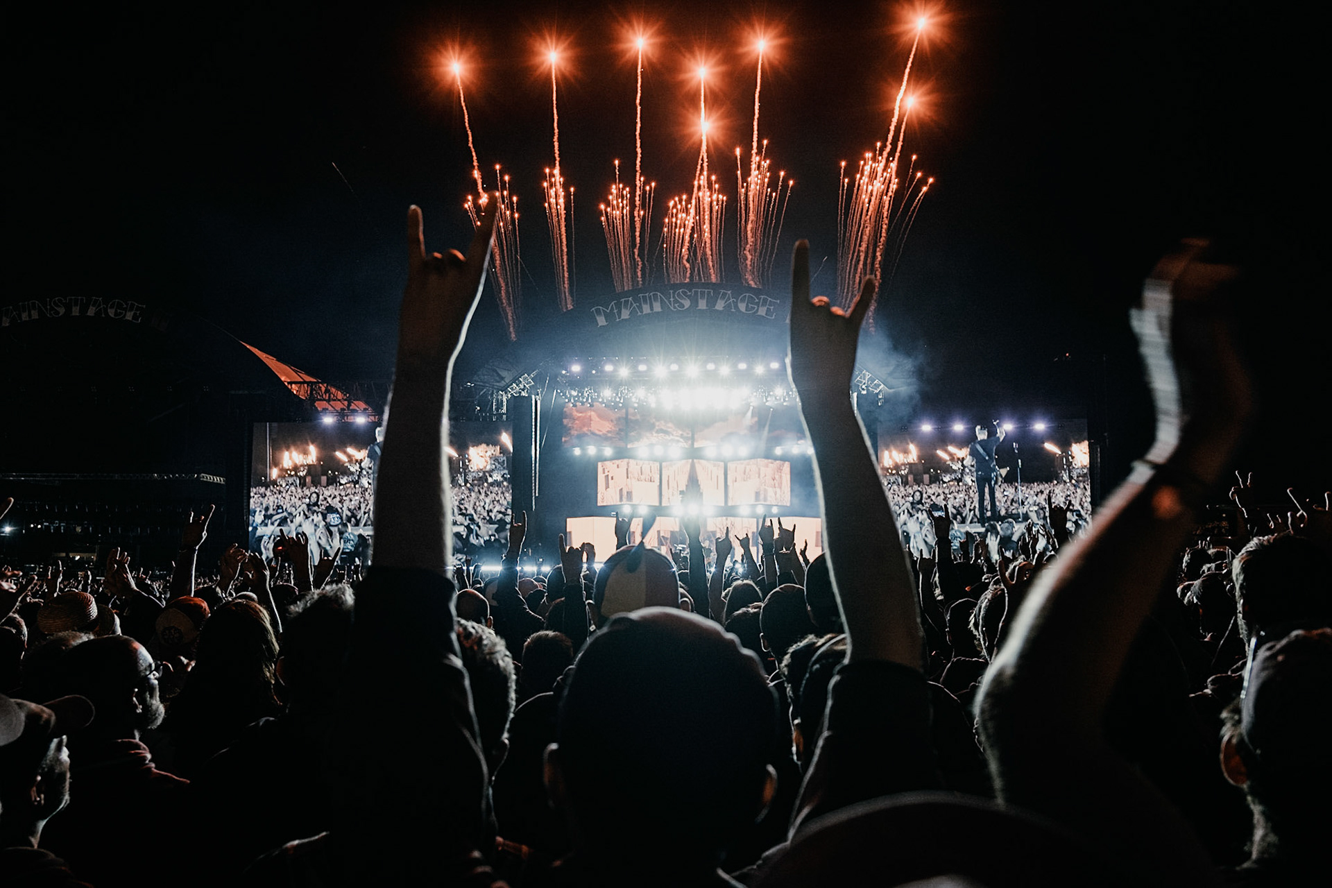 France, Clisson, 2022-06-27. Fireworks during Metallica concert. 15th edition of Hellfest, the famous metal festival back after 2 years of postponement, for an exceptional double edition. Photography by Maxime Gruss / Hans Lucas.France, Clisson, 2022-06-27.  Feu d artifice pendant le concert de Metallica. 15eme edition du Hellfest, le celebre festival de metal de retour apres 2 ans de report, pour une double edition exceptionnelle. Photographie de Maxime Gruss / Hans Lucas.
