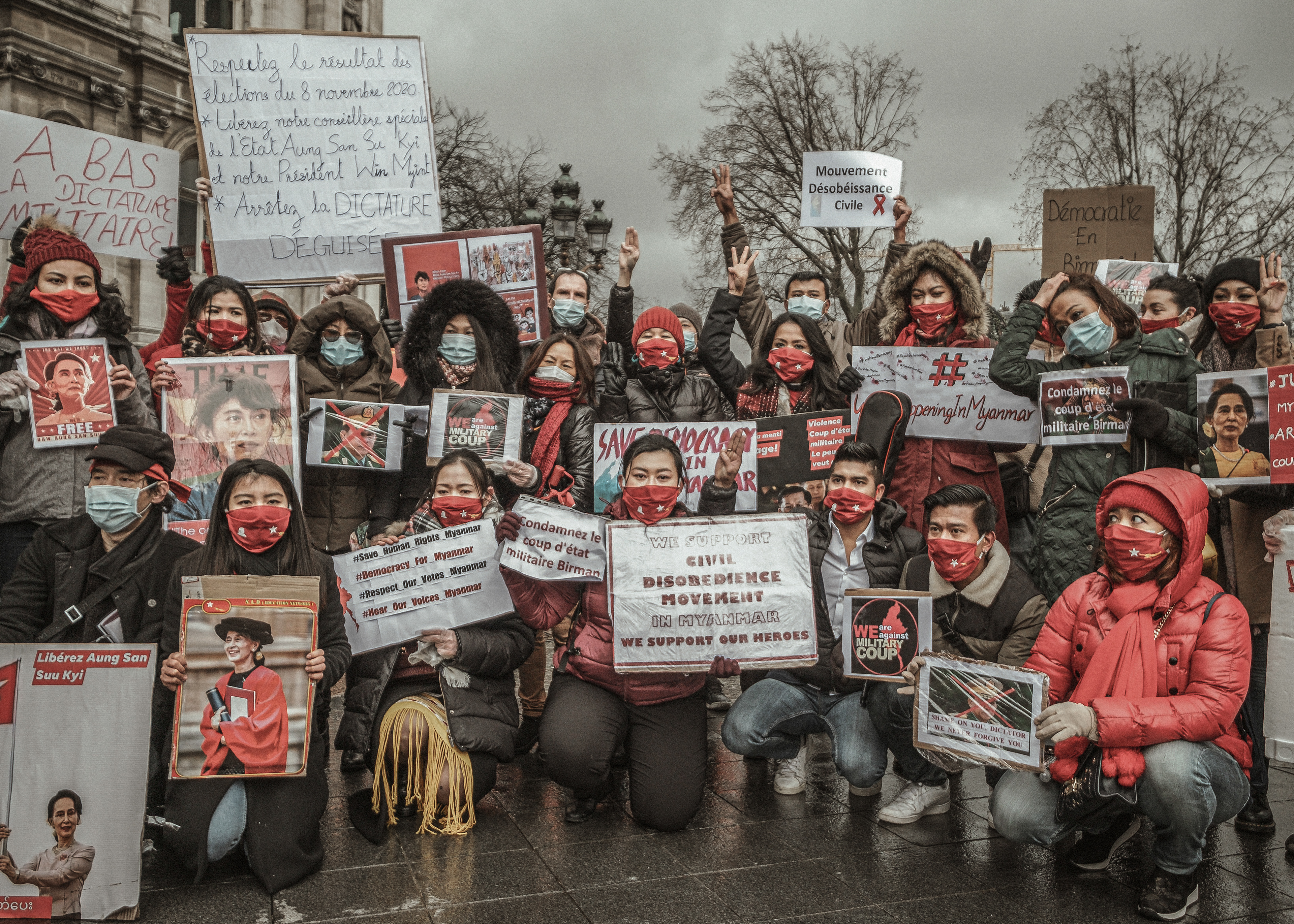 Premier rassemblement pour la cause Birmane le 18/02/2021 devant l'Hôtel de Ville de Paris. Avec les réformes politiques de 2011, puis l’accès au pouvoir de la Ligue Nationale pour la Démocratie (NLD) d’Aung San Suu Kyi en 2015, les rassemblements de la Communauté Birmane de France avaient cessé. A l’occasion du premier rassemblement après le Coup du 1er Février, bon nombre de Birmans vivant en France se rencontrent pour la première fois. First rally for the Burmese cause on 18/02/2021 in front of the Paris City Hall. With the political reforms of 2011, then the access to power of the National League for Democracy (NLD) of Aung San Suu Kyi in 2015, the rallies of the Burmese Community in France had stopped. On the occasion of the first gathering after the February 1st Coup, many Burmese living in France met for the first time.