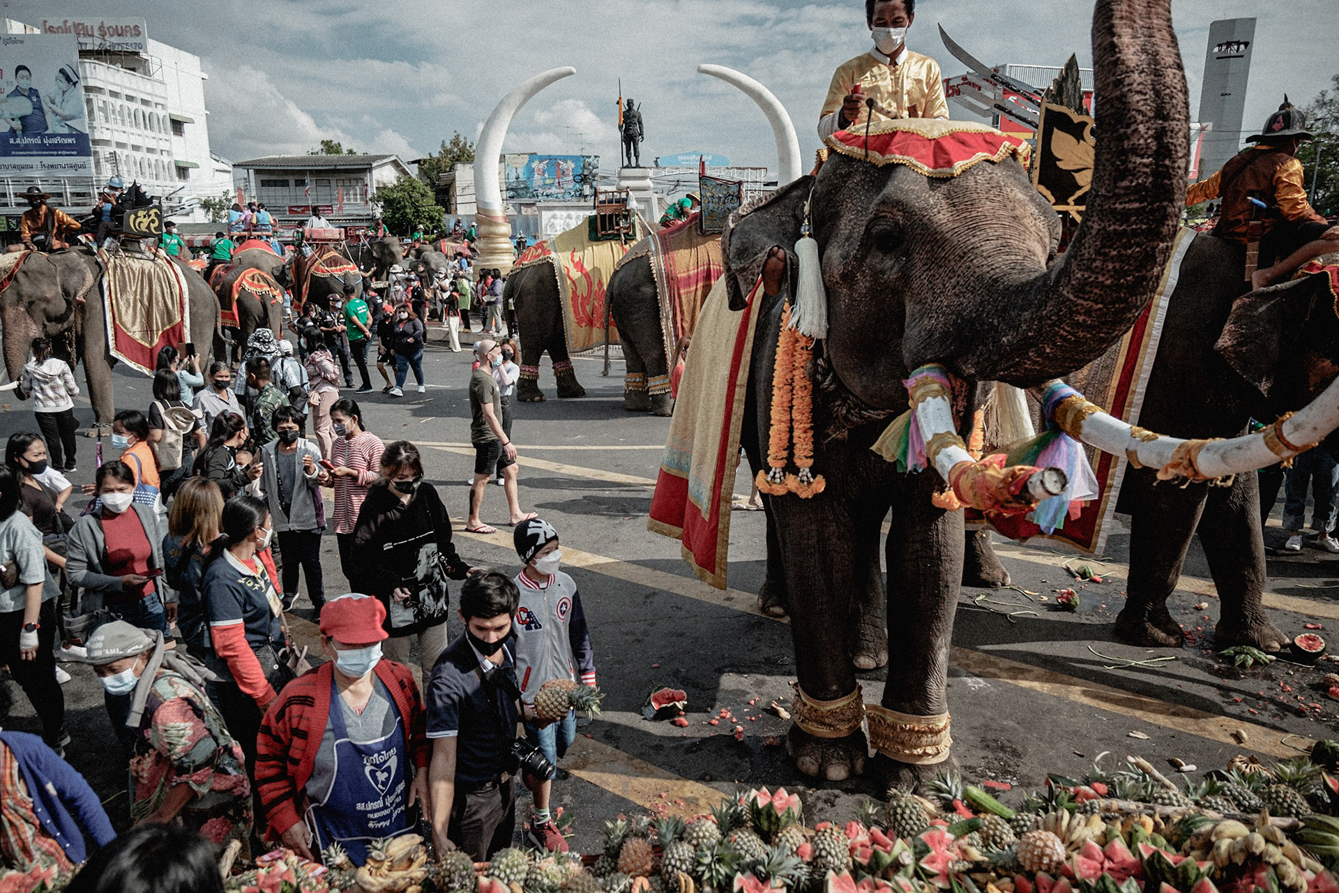 Thailand, 2021-2022, A giant fruit buffet preceding the Surin Elephant Round Up . Photograph by Maxime Gruss / Hans Lucas.Thailand, 2021-2022, Un buffet geant de fruits précédant le Surin Elephant Round Up. . Photographie de Maxime Gruss / Hans Lucas.
