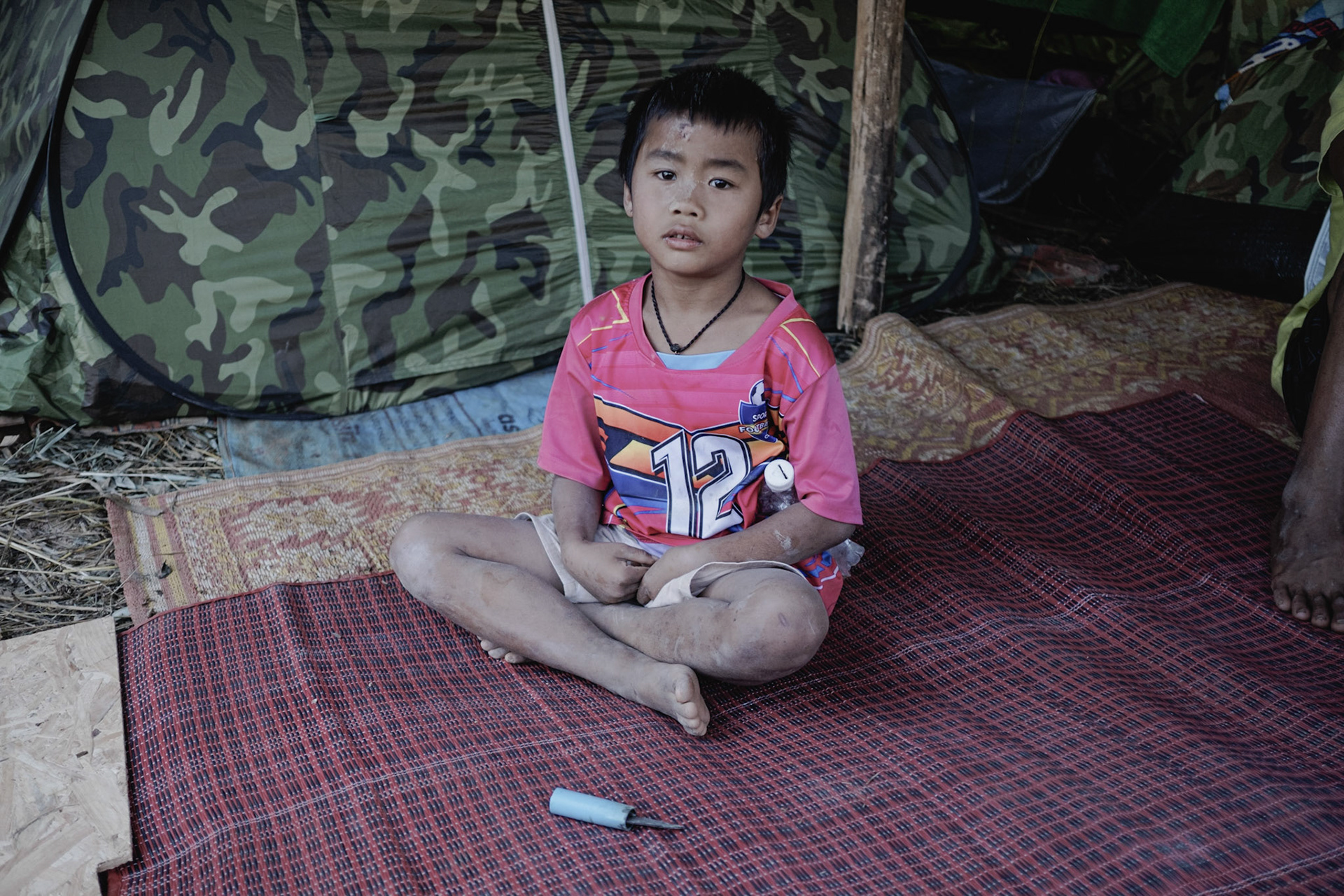 Le fils des propriétaires d'un camp, et son couteau, utilisé pour contrôler les animaux. Il passe son temps à proximité des p1chydermes, avec 3 Mahouts, vivant dans des tentes et un camp de fortune.