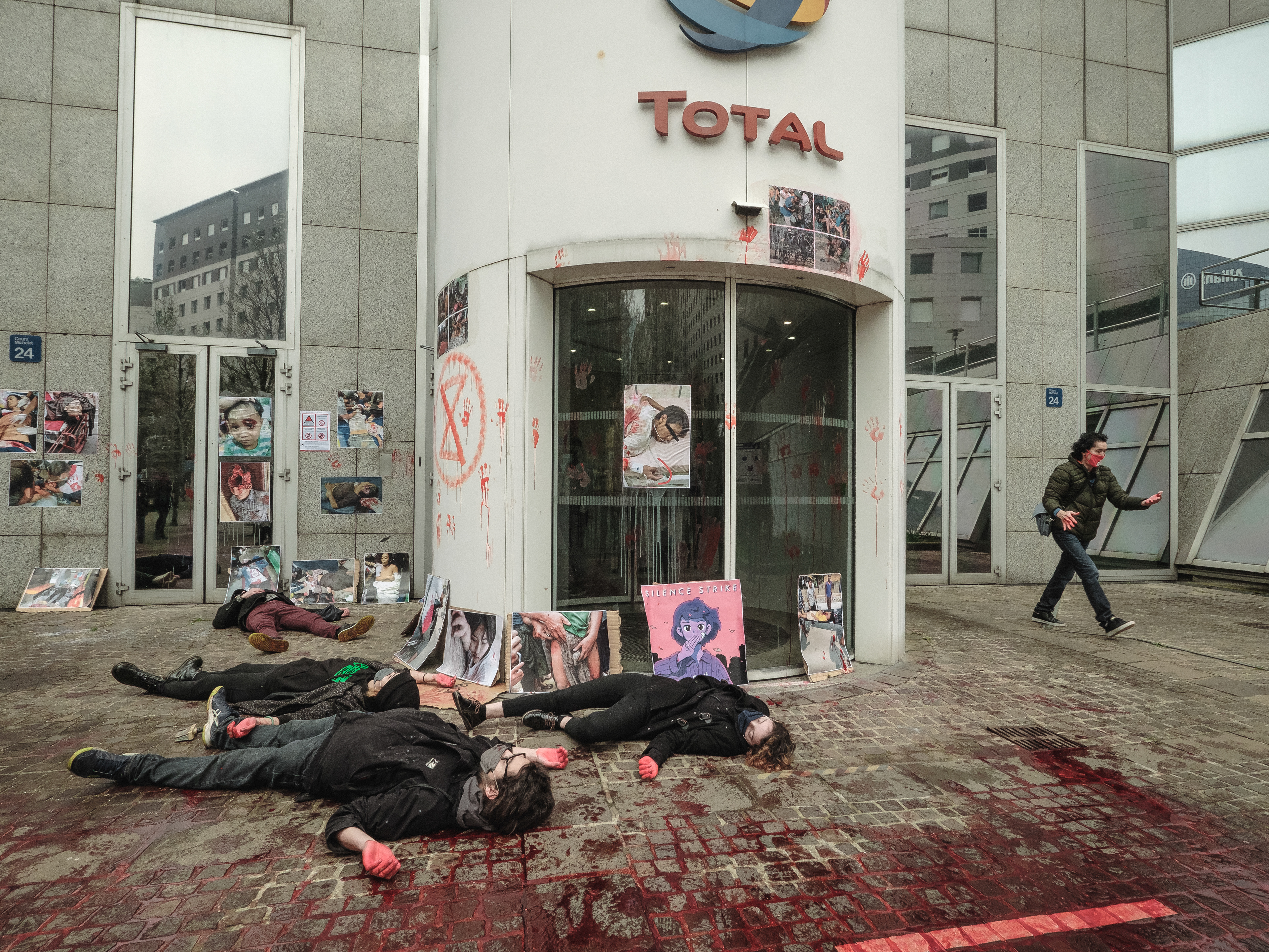 25/03/2021. Quelques birmans participent à une action coup de poing organisée par Extinction Rebellion pour exiger l'arrêt de la coopération économique de Total avec la junte. Le PDG de Total Patrick Pouyanné a expliqué dans une tribune pourquoi le géant pétrolier n’arrêterait pas la coopération avec la Junte, afin de ne pas mettre en danger les Birmans et ses salariés. Il se serait engagé à verser aux associations pour les droits humains en Birmanie l'équivalent des taxes dont la Junte bénéficiera... 25/03/2021. Some Burmese people take part in a fist action organised by Extinction Rebellion to demand an end to Total's economic cooperation with the junta. Total's CEO Patrick Pouyanné explained in a statement why the oil giant would not stop cooperating with the junta, so as not to endanger the Burmese people and their employees. He is said to have pledged to pay the equivalent of the taxes from which the junta will benefit to human rights organisations in Burma...