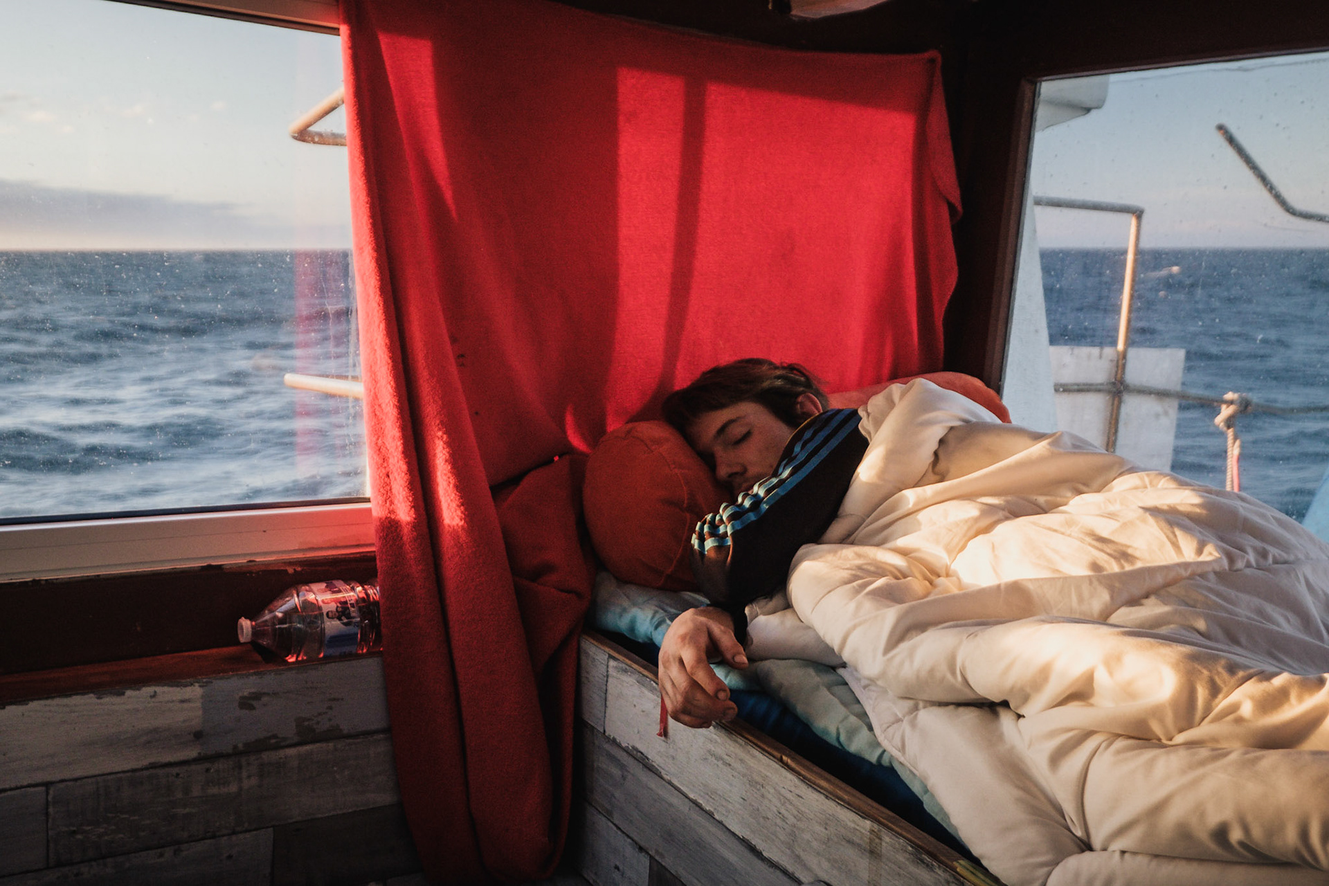 France, Sete, 2021-03-18. Three fishermen working off Sete off in the golfe du lion, on a bottom trawler during a day shift, followed by the sell at the auction of Sete. Photography by Maxime Gruss / Hans Lucas.France, Sete, 2021-03-18. Trois pecheurs travaillant au large de Sete dans le golfe du lion, sur un chalutier de fond pendant une journee de travail, suivie de la vente a la criee de Sete. Photographie de Maxime Gruss / Hans Lucas.