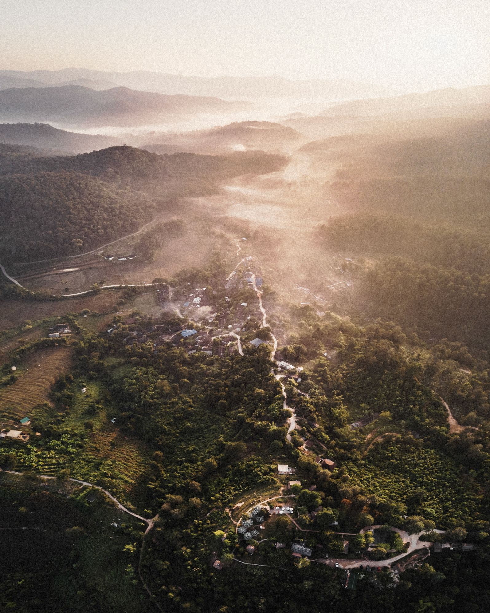 Thailand, 2021-2022, An ethical resort in the Chiang Mai region. The camp directly and indirectly supports the Karen community village located below. Photograph by Maxime Gruss / Hans Lucas.Thailand, 2021-2022,Un resort éthique dans la région de Chiang Mai. Le camp fait vivre directement et indirectement le village de la communauté Karen situé en contrebas. Photographie de Maxime Gruss / Hans Lucas.