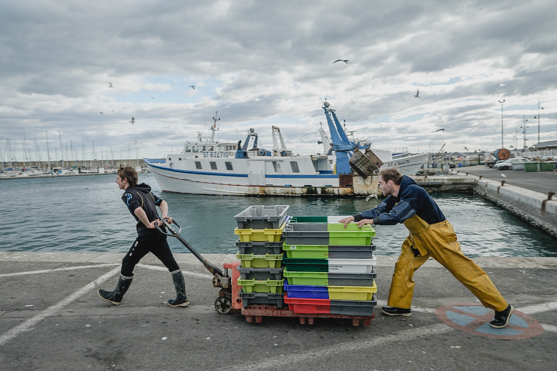 France, Sete, 2021-03-18. Three fishermen working off Sete off in the golfe du lion, on a bottom trawler during a day shift, followed by the sell at the auction of Sete. Photography by Maxime Gruss / Hans Lucas.France, Sete, 2021-03-18. Trois pecheurs travaillant au large de Sete dans le golfe du lion, sur un chalutier de fond pendant une journee de travail, suivie de la vente a la criee de Sete. Photographie de Maxime Gruss / Hans Lucas.