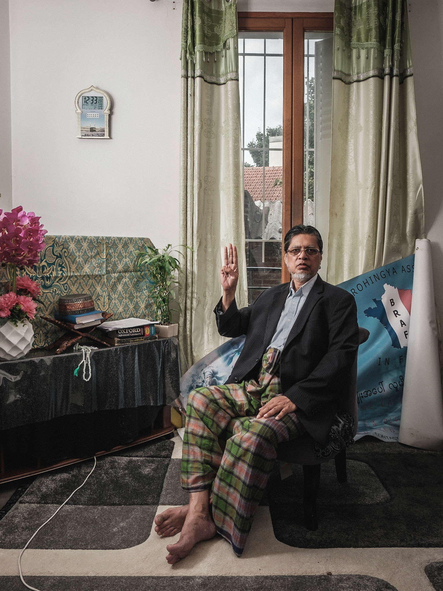 Paris, France 2021/08/21. Rohingya man living in France. After the coup by the military junta in Myanmar, overthrowing Aung San Suu Kyi, the french burmese community organised rallies in Paris, Lyon and Pau. Series of portraits of Burmese doing the three fingers sign, sign of resistance in support the the protests in Burma.  Photography by Maxime Gruss.Paris, France 2021/08/21. Un membre de l'ethnie Rohingya vivant en France. Apres le coup d Etat de la junte militaire au Myanmar, qui a renverse Aung San Suu Kyi, la communaute birmane francaise a organise des rassemblements a Paris, Lyon et a Pau. Serie de portraits de Birmans faisant le signe des trois doigts, signe de resistance en soutien aux protestations en Birmanie. Photographie de Maxime Gruss.