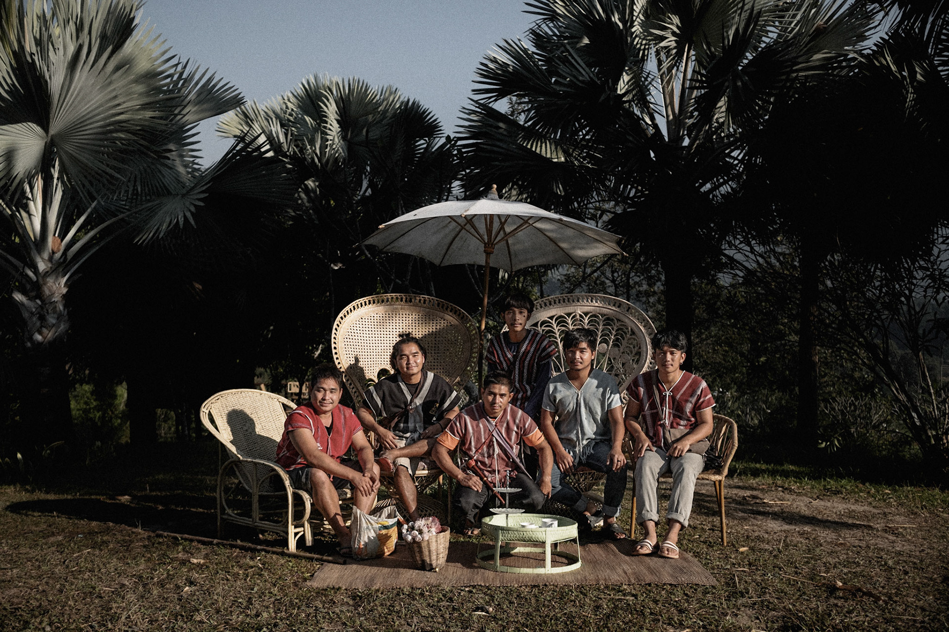 Des Mahouts de l'ethnie Karen posent dans un resort éthique de la régin de Chiang Mai.