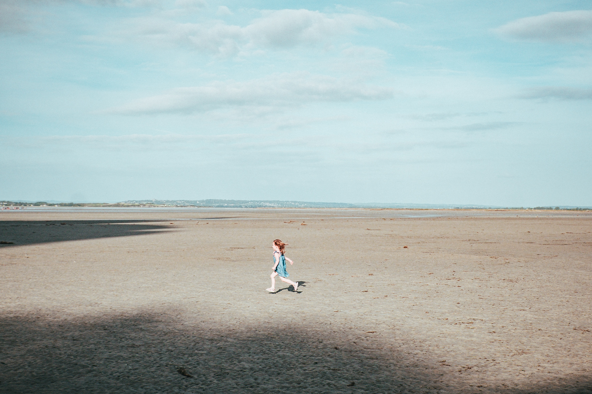 Matin organisation, fleurs etc., prépa coiffeur pas besoin pr Anais. Adrien peut-être? 15h (-15 min) Entraigues sur la Sorte Anais arrive en 2chv en dernière. A linterieur, puis parvis avec lancer de fleurs, photo de couple devant la mairie Tout le monde va tranquillement au domaine, jy vais assez rapidement pour prendre les decors avant que ca soit rempli. Ceremonie laique sur le domaine vers 17h Entrées des maitres de ceremonie, puis Adrien + sa mère, puis Anais + ? discours temoins, echange des voeux alliances, un peu ts les moments clés.  Photos environ 17h40 - 19h PHoto de groupe générale depuis létage (profiter de l afin de la ceremonie) Photos de groupe, avec liste, avec les témoins Photos de couple... dans lescalier? + dans tout le domaine possible Photos famille adrien, photo famille anais + photo 2 familles.   19h vin dhonneur 20h lancer de bouquet (annoncé par DJ) 21h repas (jai un repas à demander au traiteur) 22h 23h 1ere danse du bal
