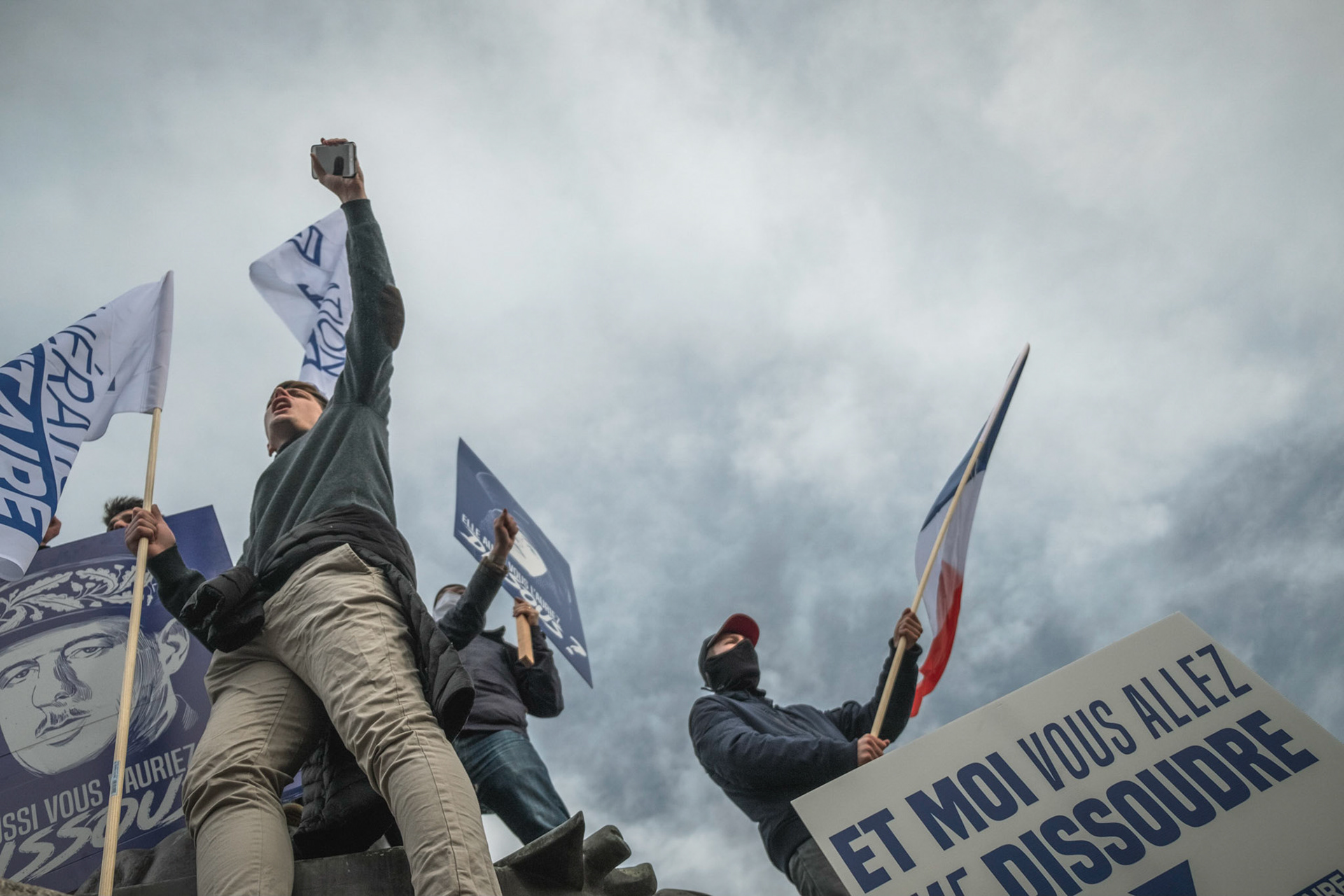 Peu de temps après avoir intégré l’agence Hans Lucas, cette image est publiée en grande taille dans Libération. Un bel encouragement, d’autant plus que l’évènement illustré grouillait de photographes.Rassemblement place denfert-Rochereau de partisans d extreme droite et du groupuscule generation identitaire, conter sa dissolution. Presence de Jean Messiha, Florian Philippot, Thais d Escufon, Jean-Frederic Poisson, Jeremy Piano, Clement Gandelin, etc. . Paris, France, 2021/02/20.