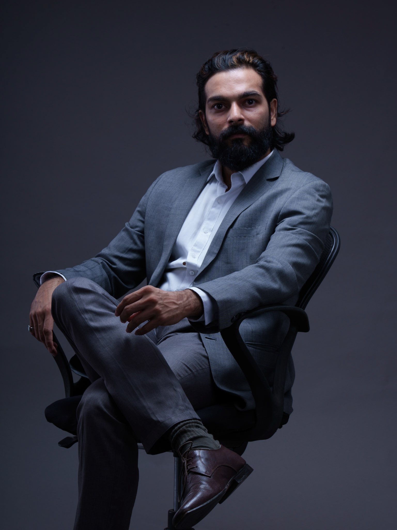 vizora-male-model-studio-grey-suit