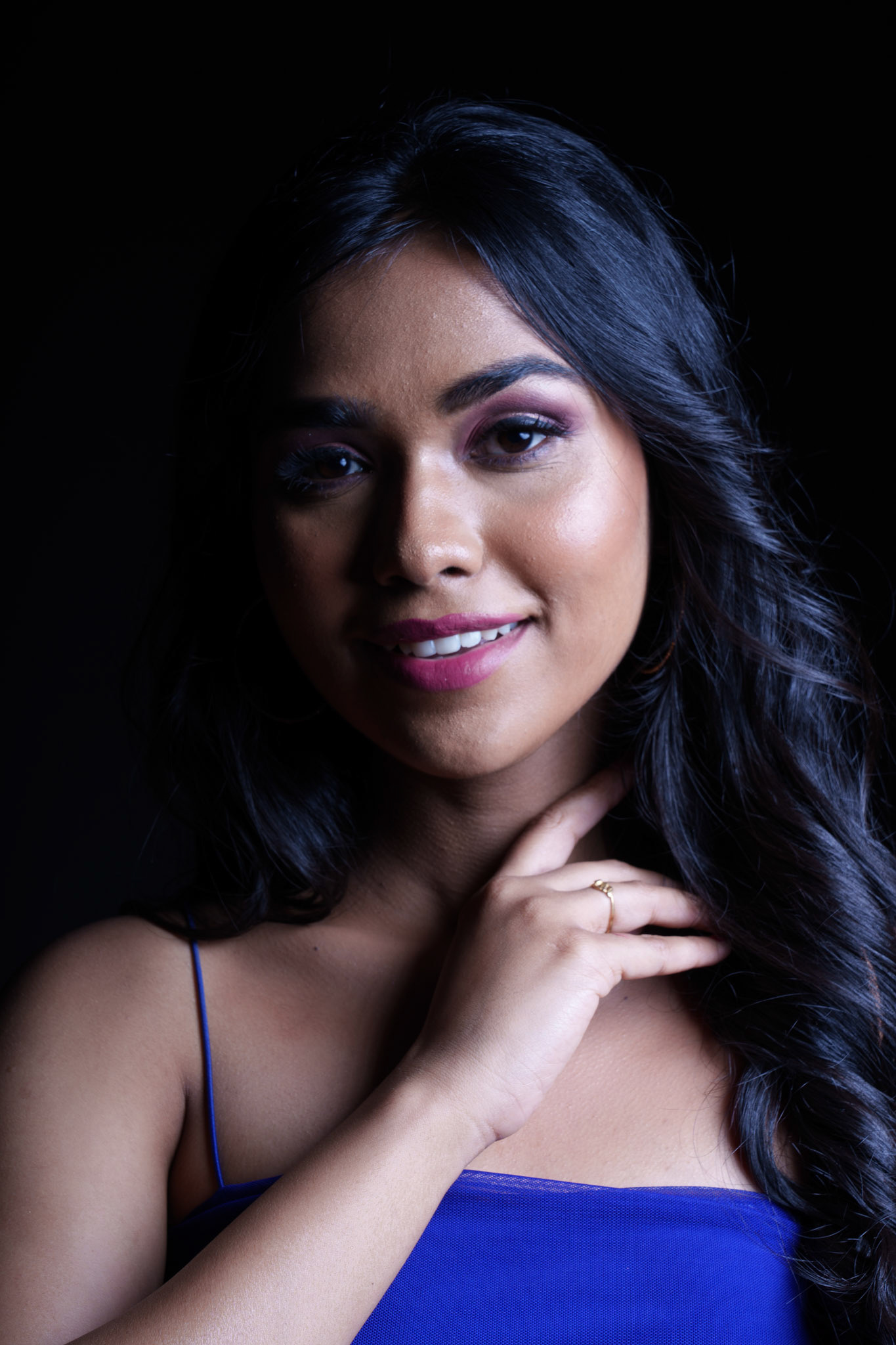 vizora-elegant-midshot-model-blue