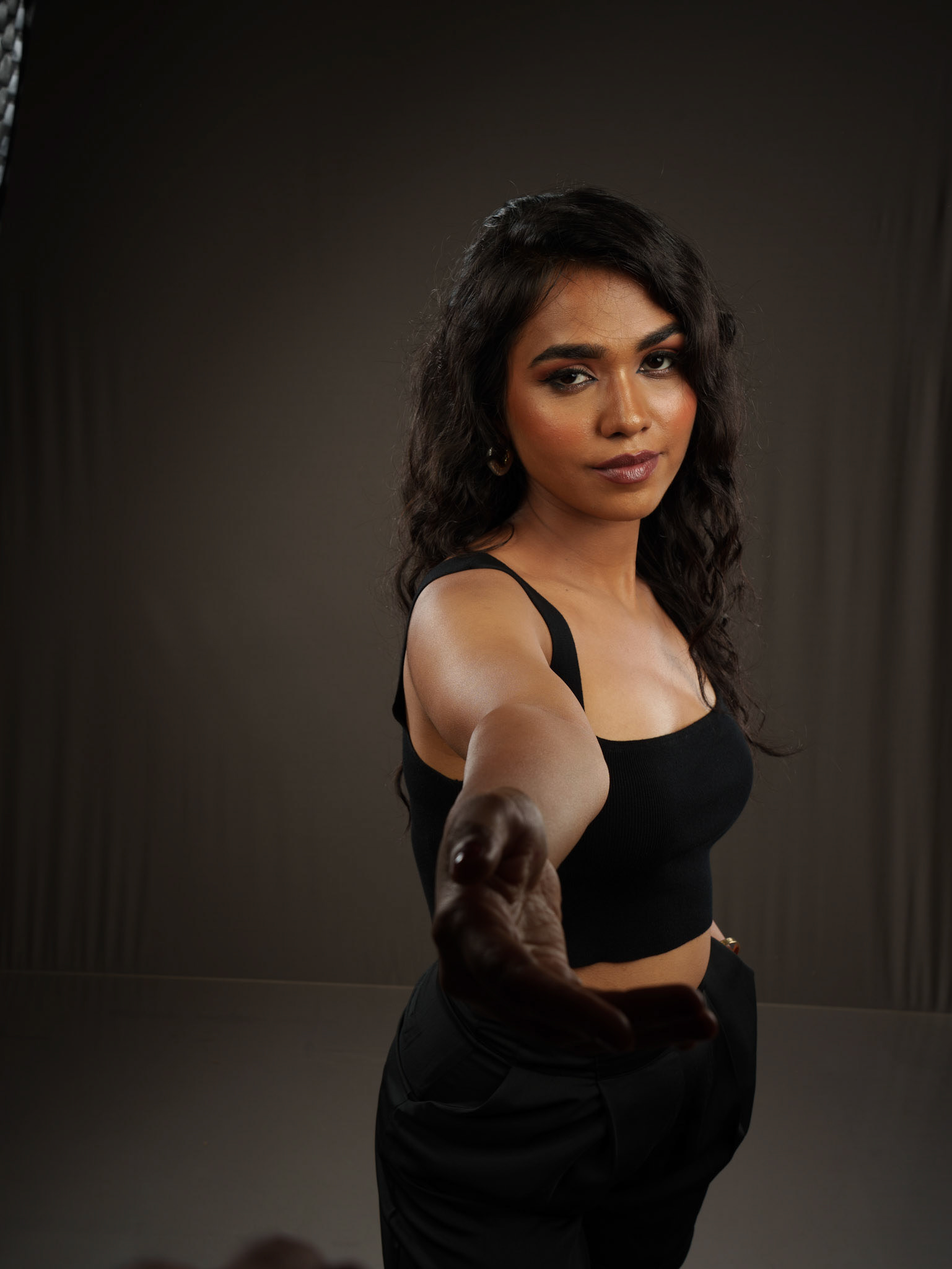 vizora-creative-portrait-black-outfit