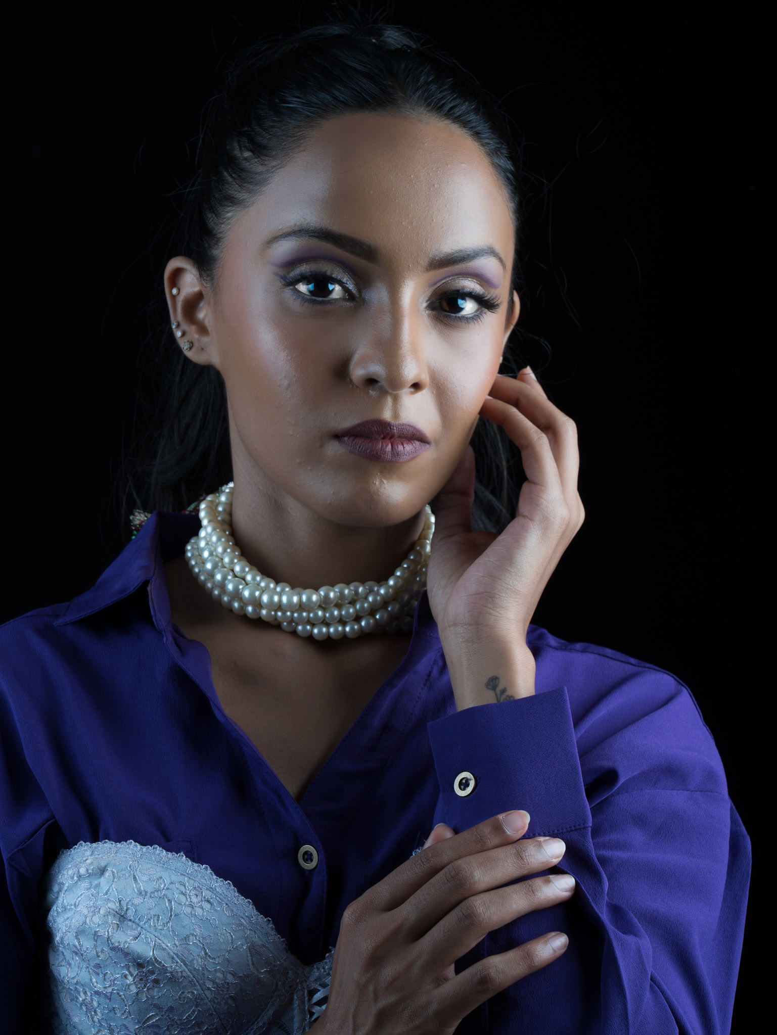 vizora-headshot-studio-pearls-purple