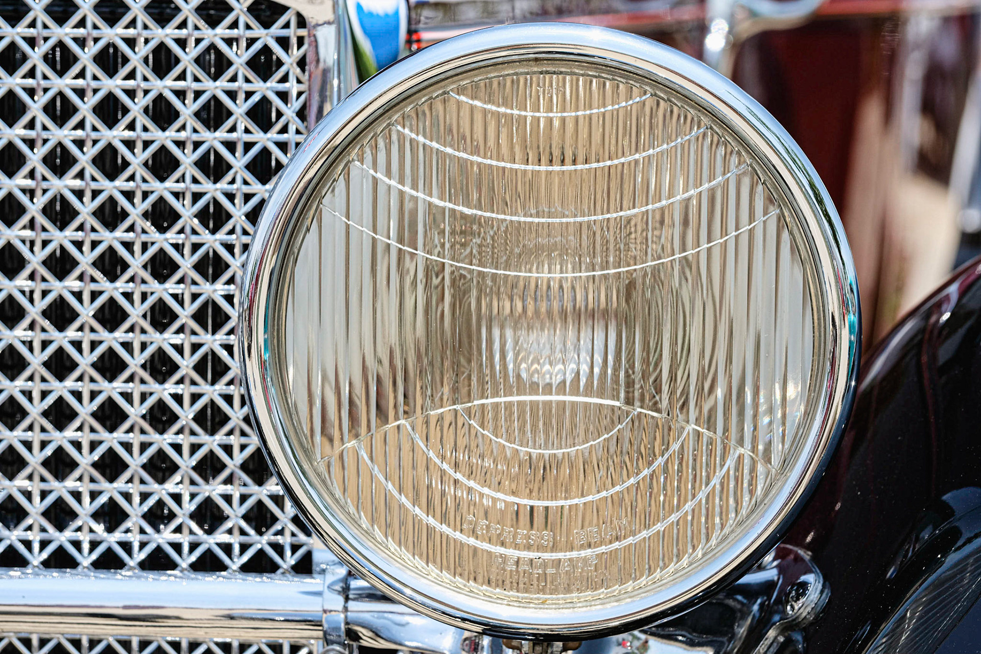 Unique pattern in headlight glass