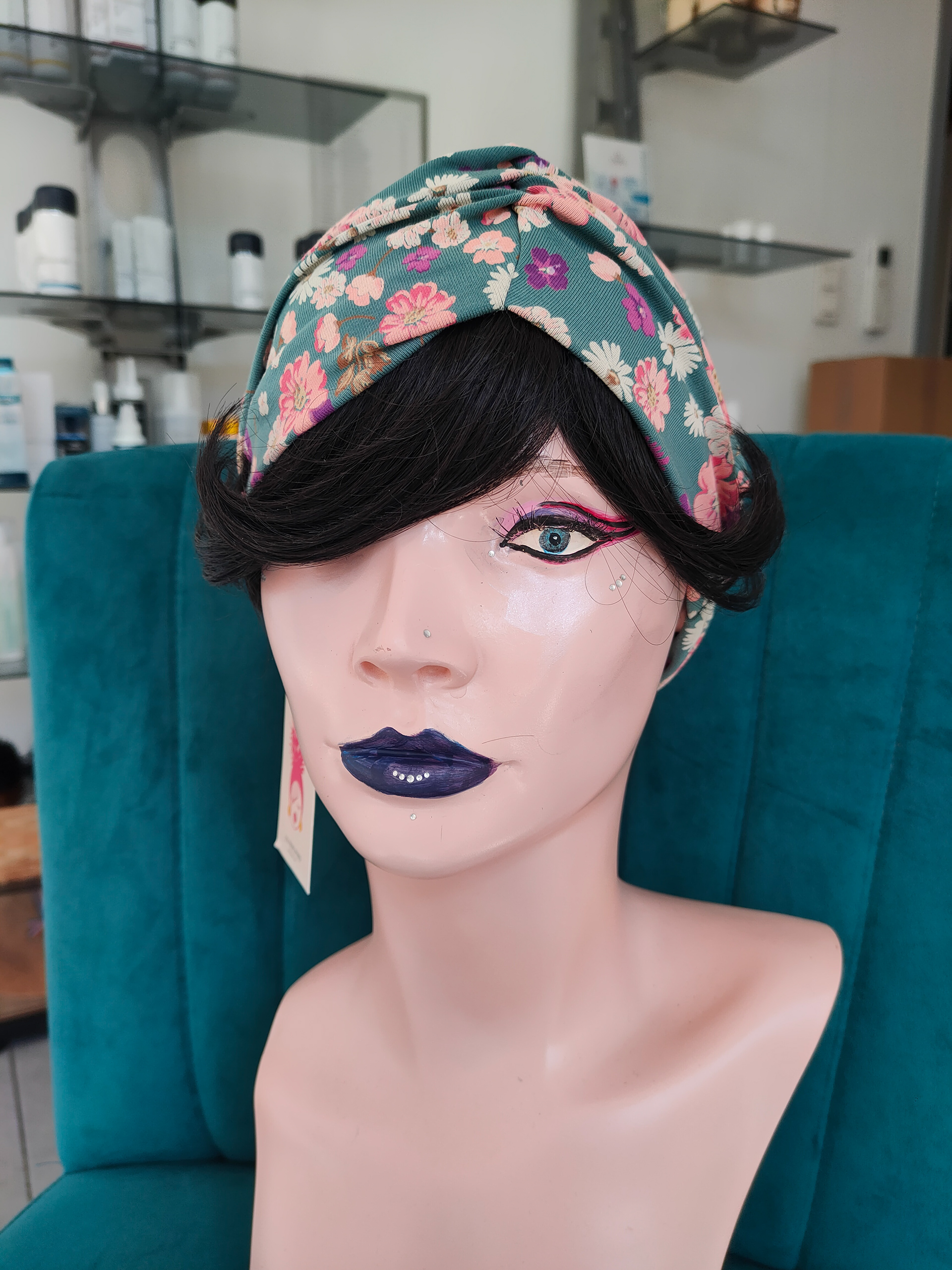 Réalisation de l'ensemble du visage : dessin des yeux et sourcils + maquillage