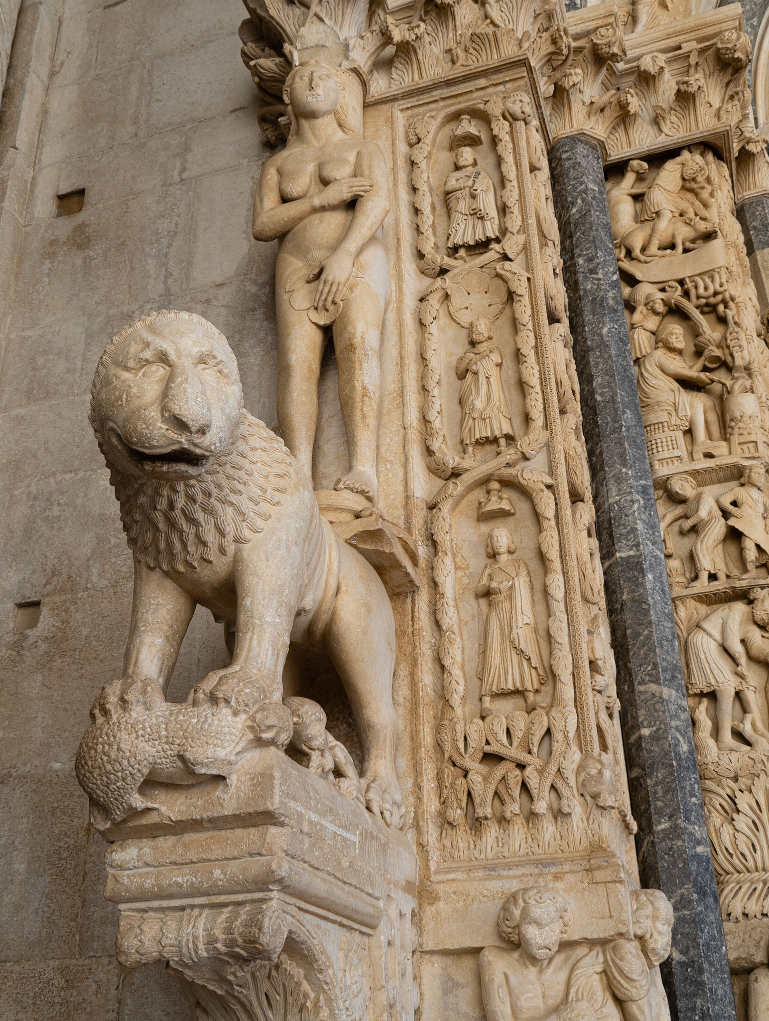 Radovan's Portal - Lion with Eve