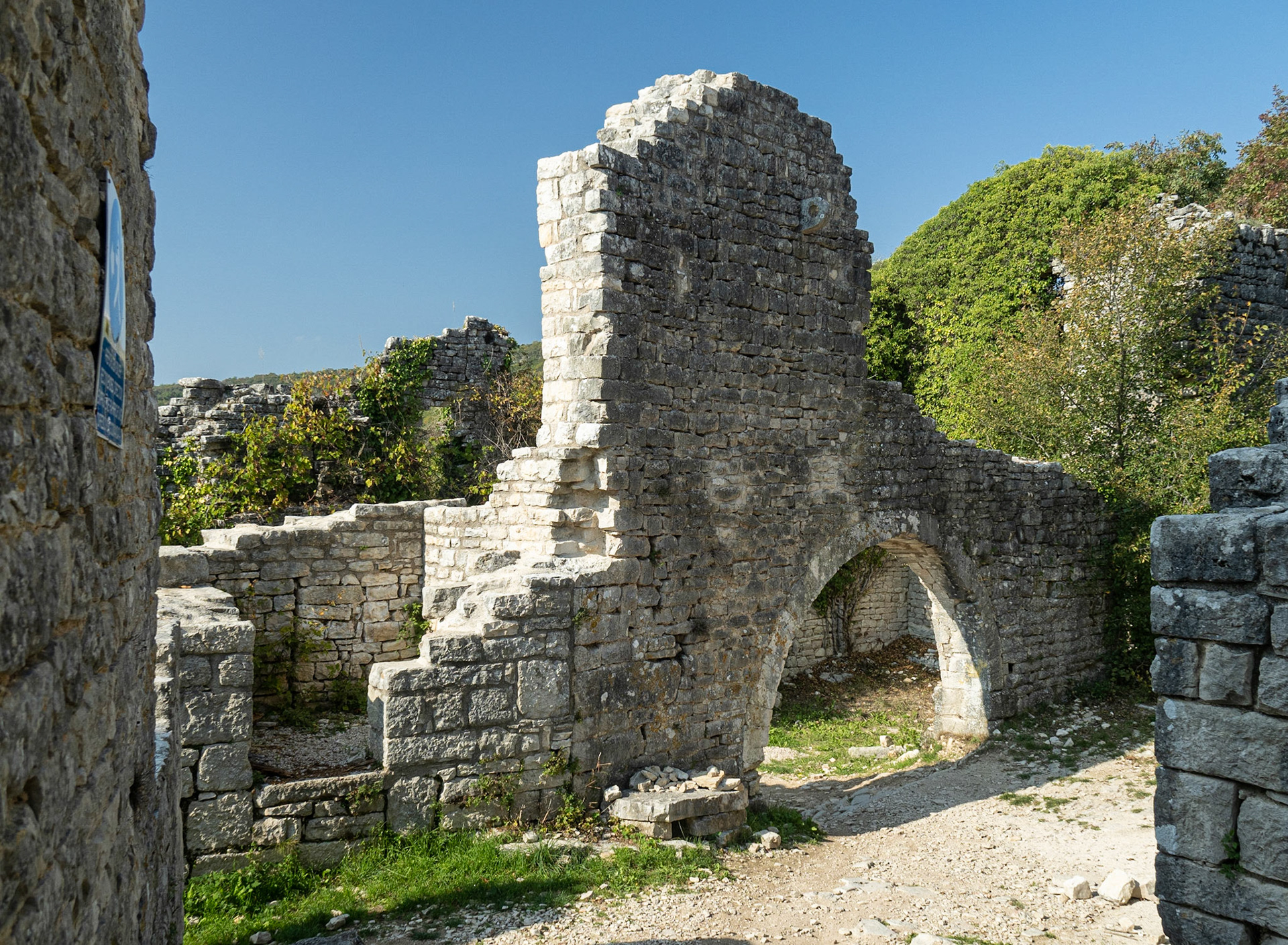 Ruins, Dvigrad