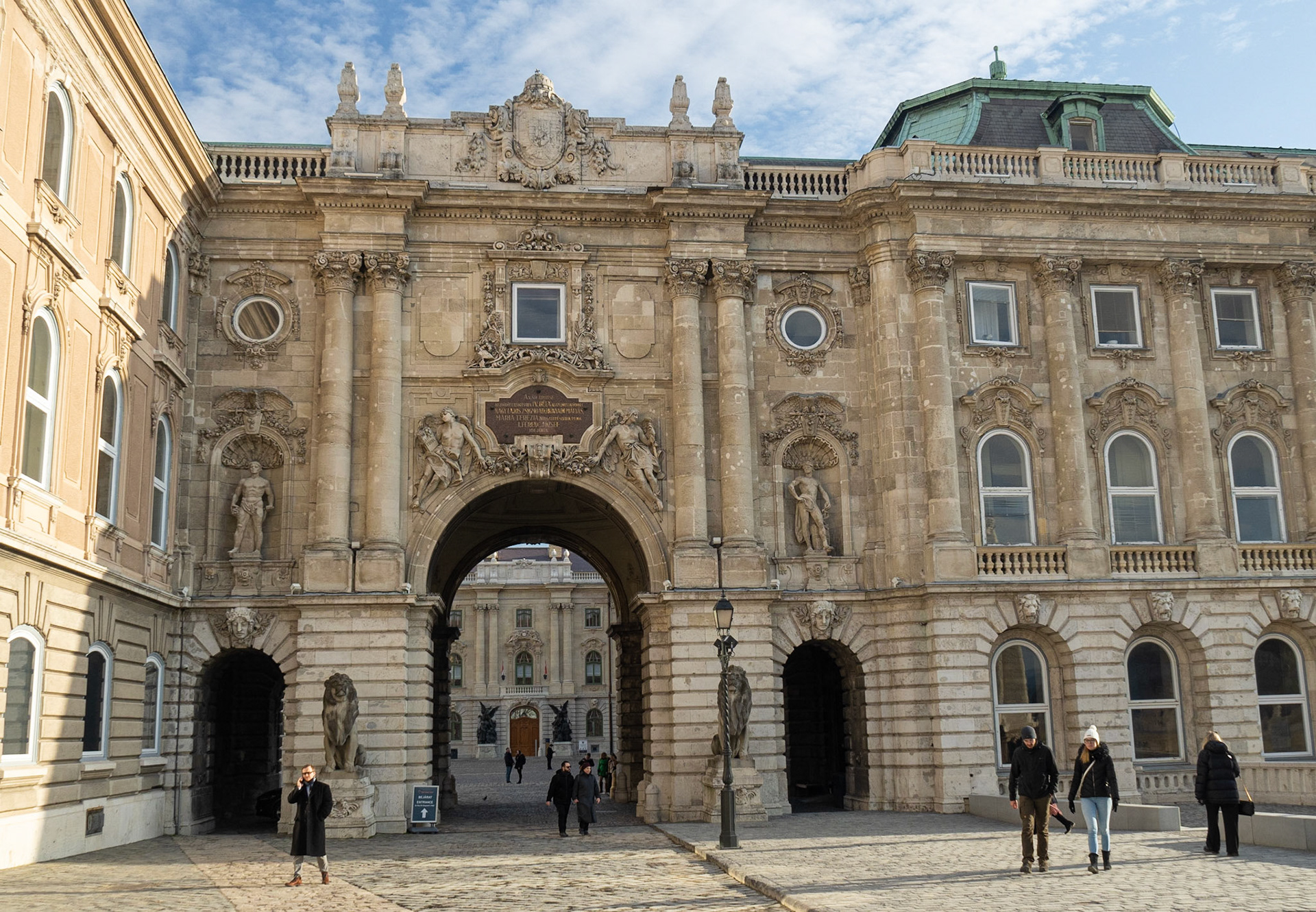 Buda Castle, Oroszlános Gate