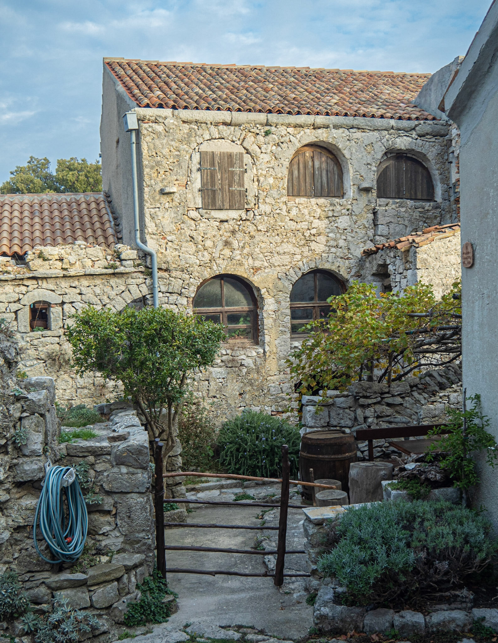 House, Lubenice
