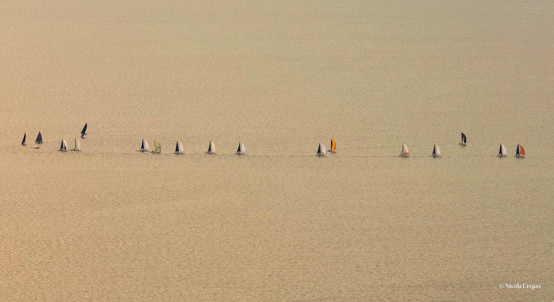 Nicola Crepax - Una fila di piccole barche in mezzo al mare 120x65