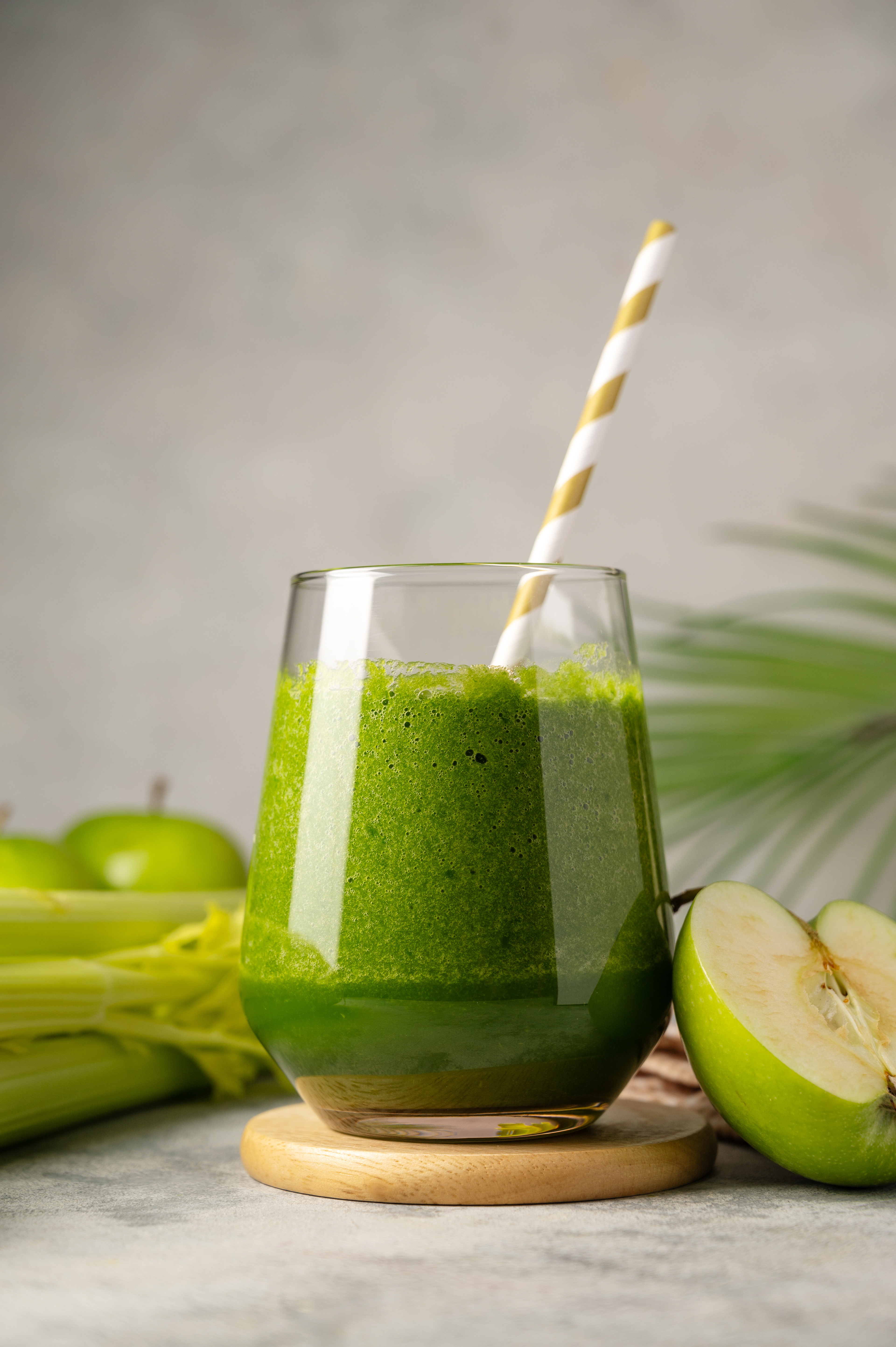 Fresh green smoothie, beverage photography by Inga Zaiat