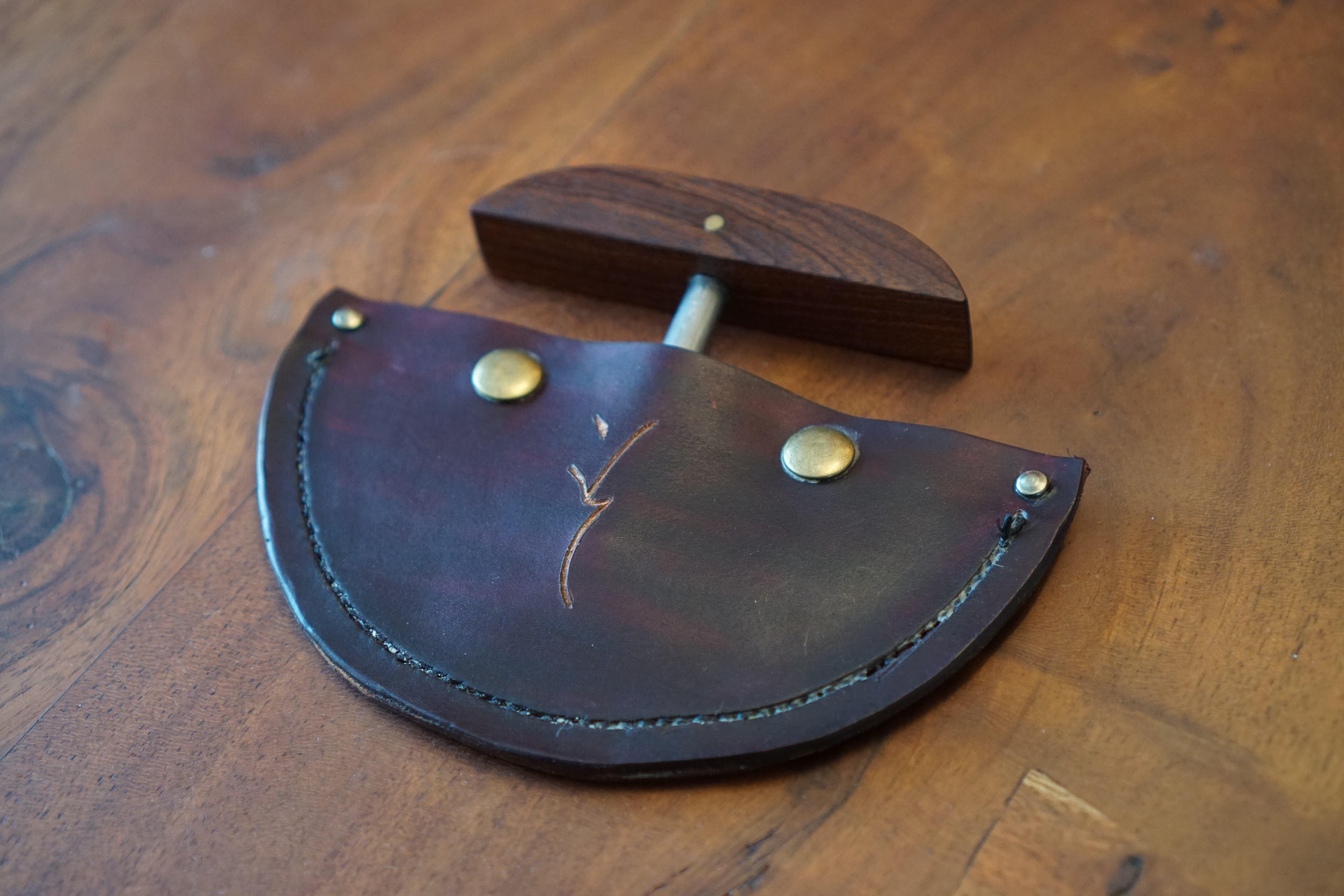 Étui en cuir végétale pour couteau TORNGATS