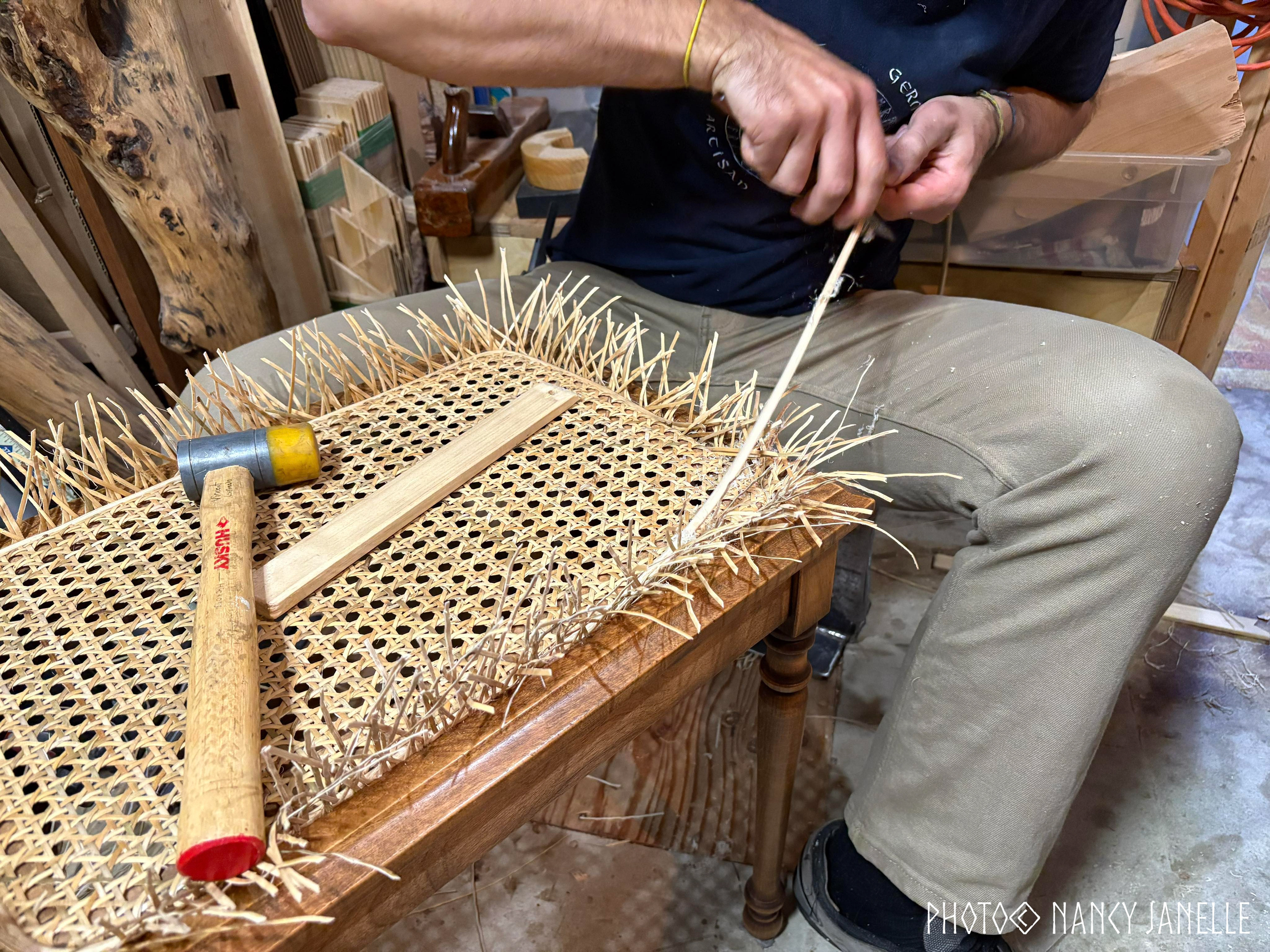 détendre les tensions sur le cannage et ajuster le rotin contour