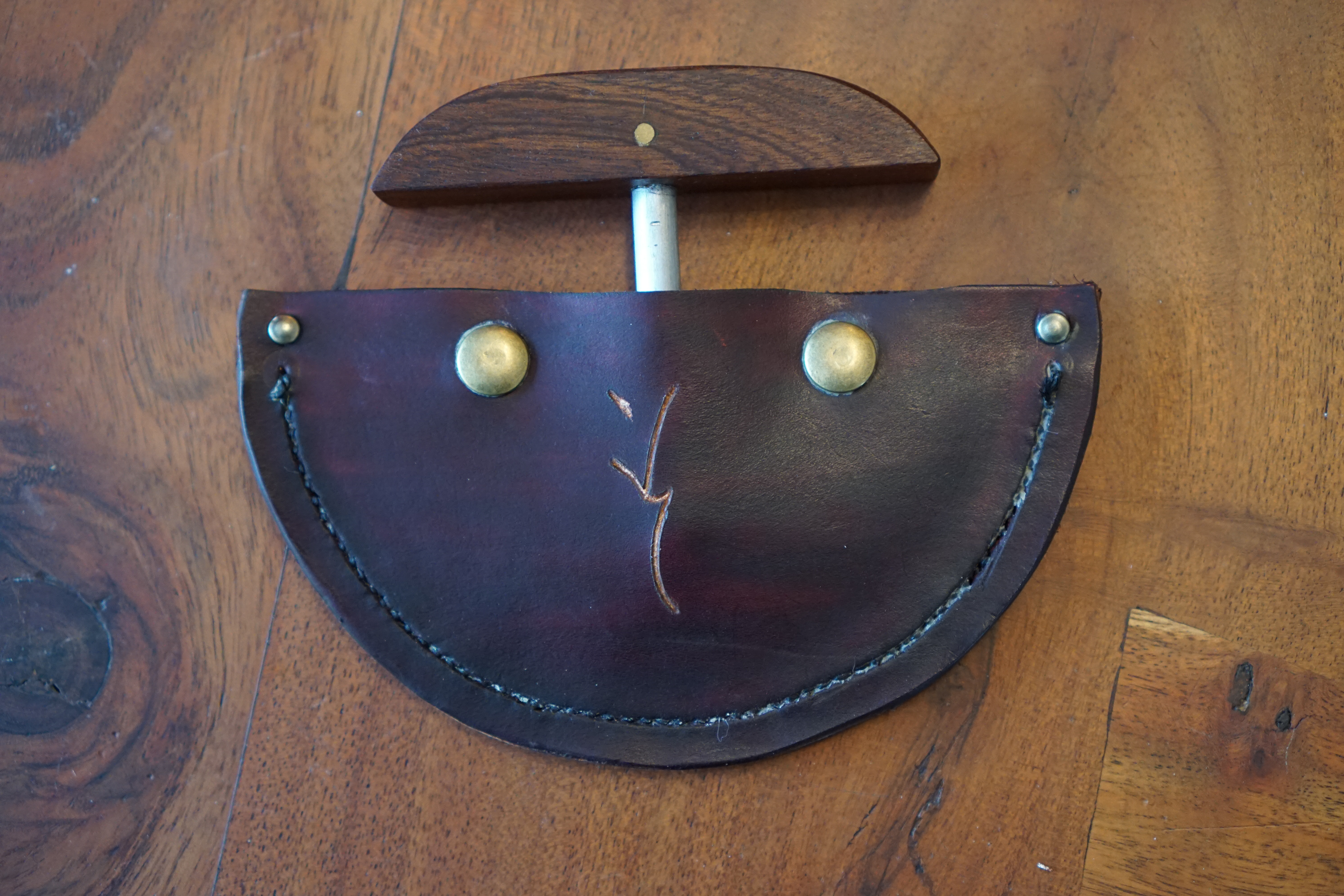Étui en cuir végétale pour couteau TORNGATS