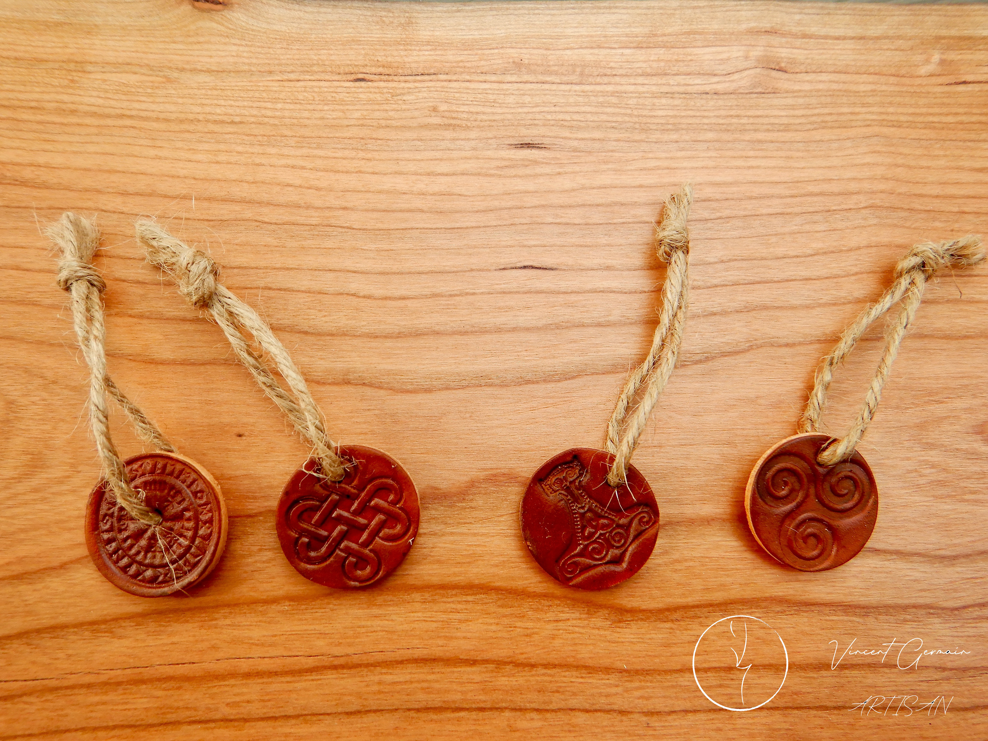 En ordre - porte bonheur Vegvisir / Noeud magique Chinois / Mjolnir / Triskelion 